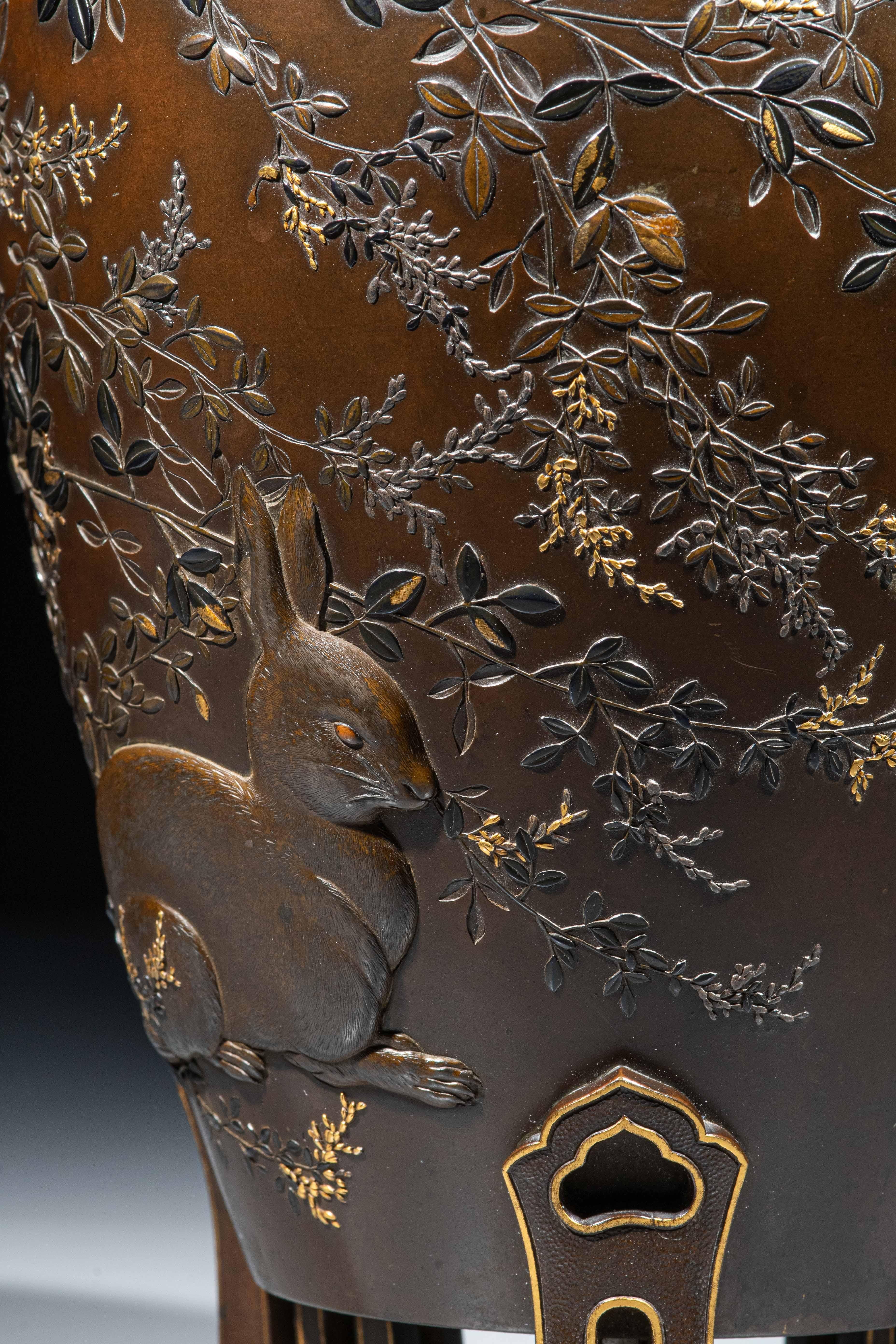 Vase en bronze représentant un lapin au clair de lune Excellent état - En vente à Milano, IT