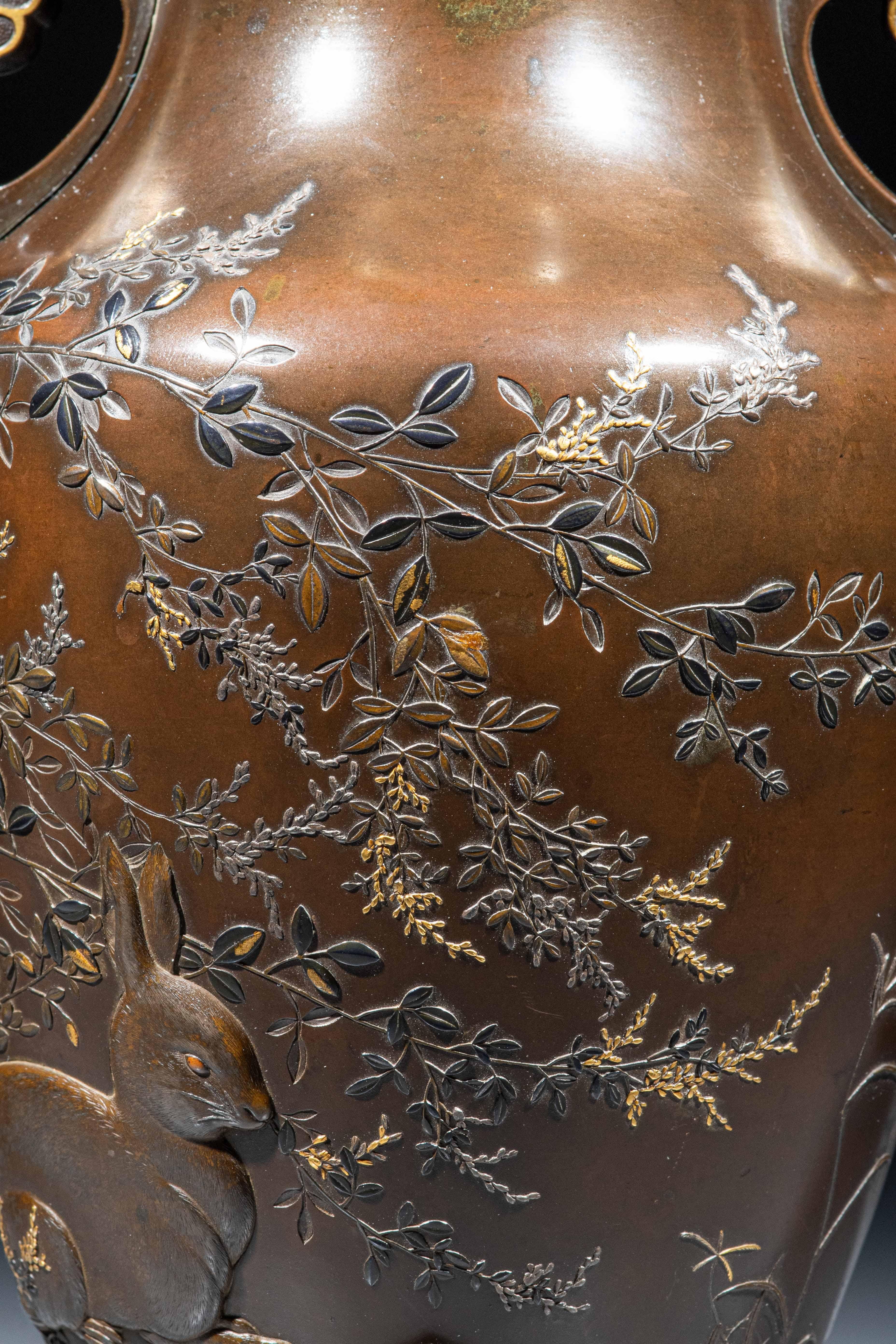 19th Century Vase en bronze représentant un lapin au clair de lune en vente