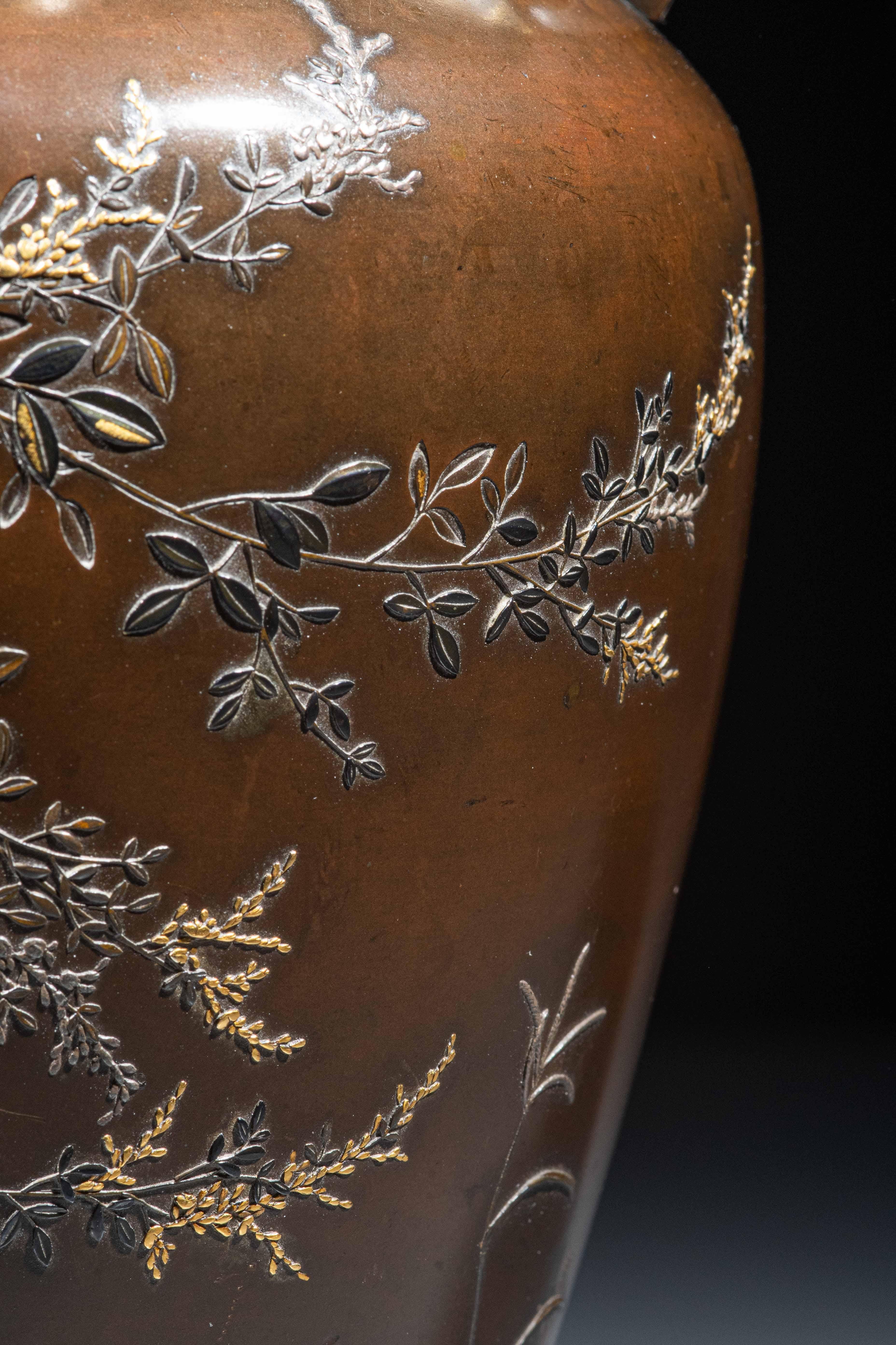 Bronze Vase en bronze représentant un lapin au clair de lune en vente
