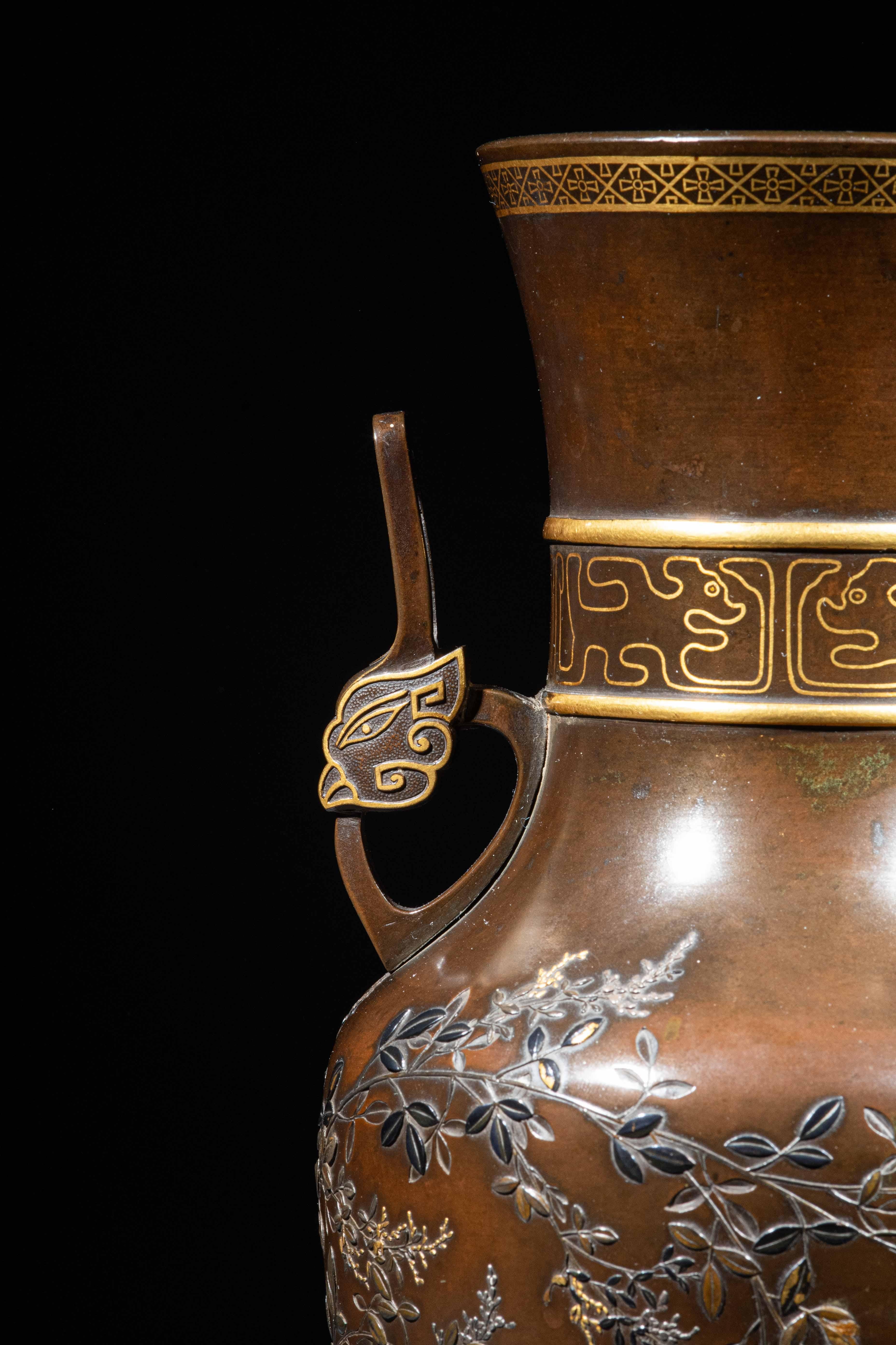 Vase en bronze représentant un lapin au clair de lune en vente 1