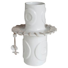 Vase en céramique blanche décoré en relief avec un cordon en cuir.