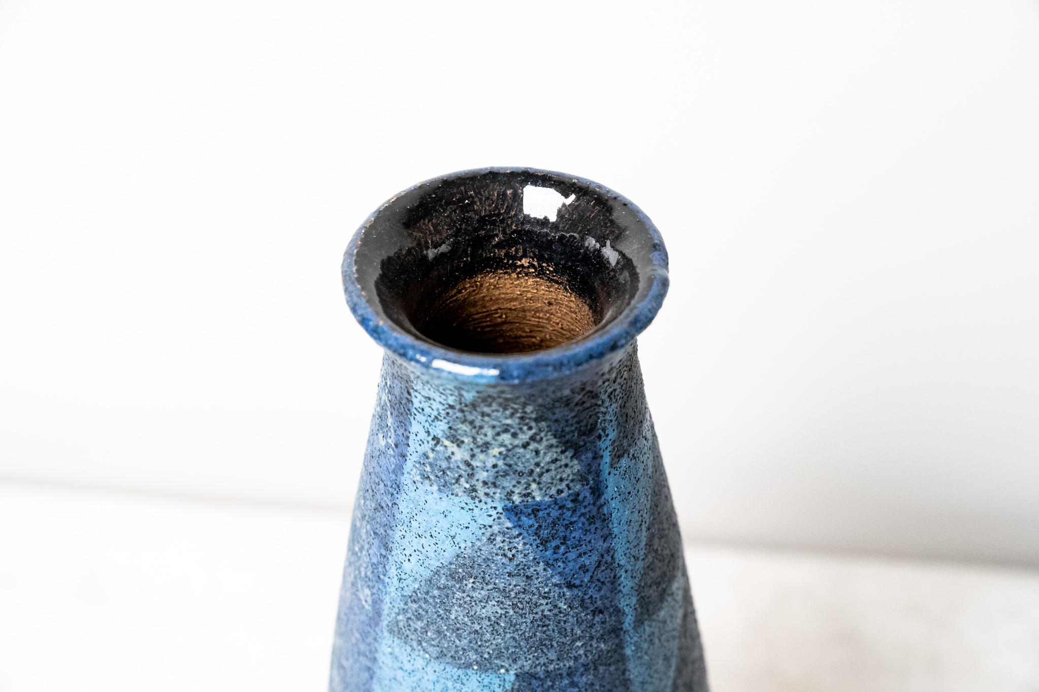 Vaso in ceramica Bitossi, Made in Italy, Anni '50. 
Bellissimo e Raro Vaso in ceramica con disegno geometrico in smalto variopinto in blu e grigio all'esterno con all' interno un elegante smalto in nero lucido. Bitossi Anni '50. 
Il prezzo della
