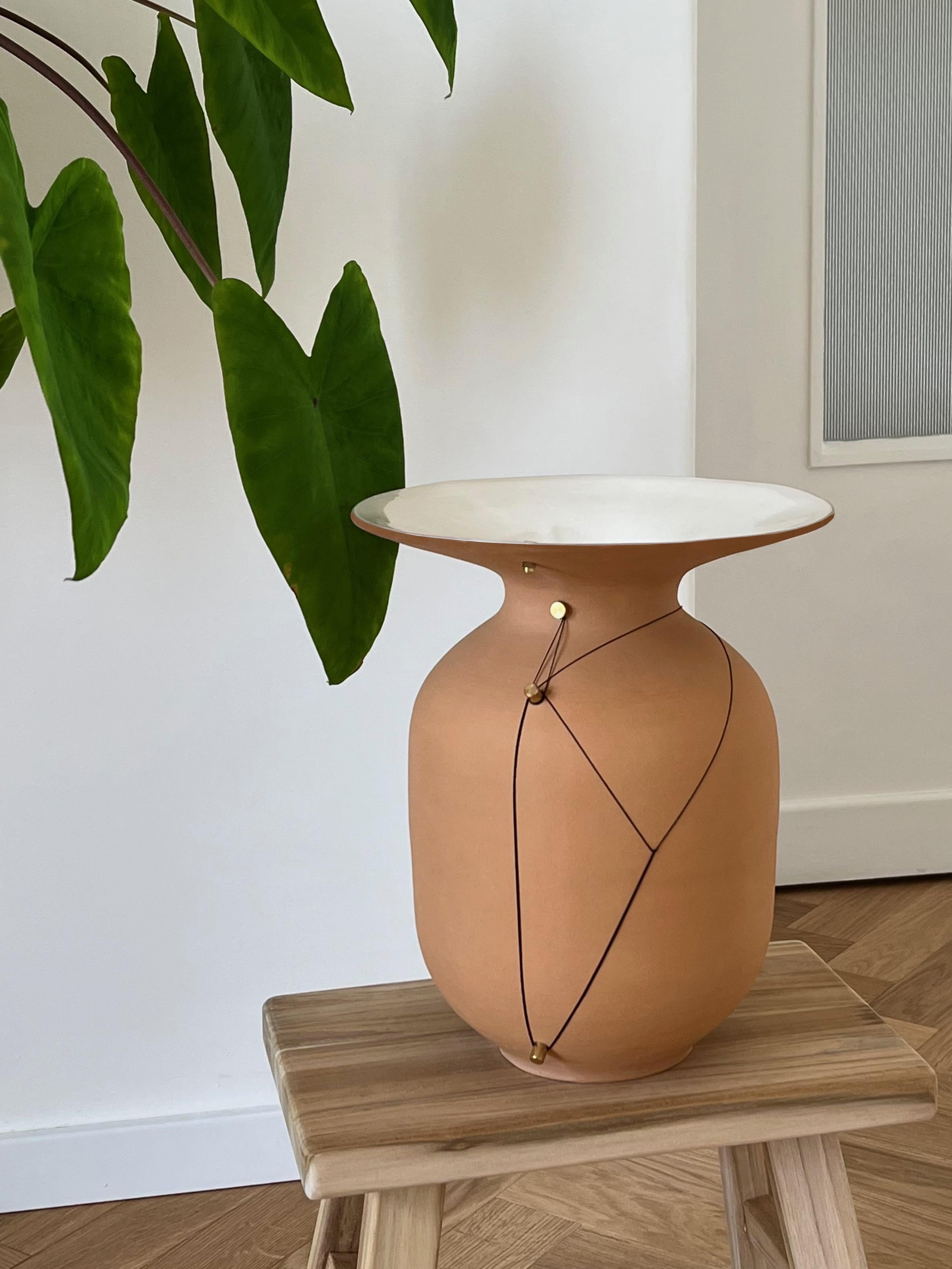 Vase aus Keramik mit Messingeinsätzen und schwarzem Draht (Emailliert) im Angebot