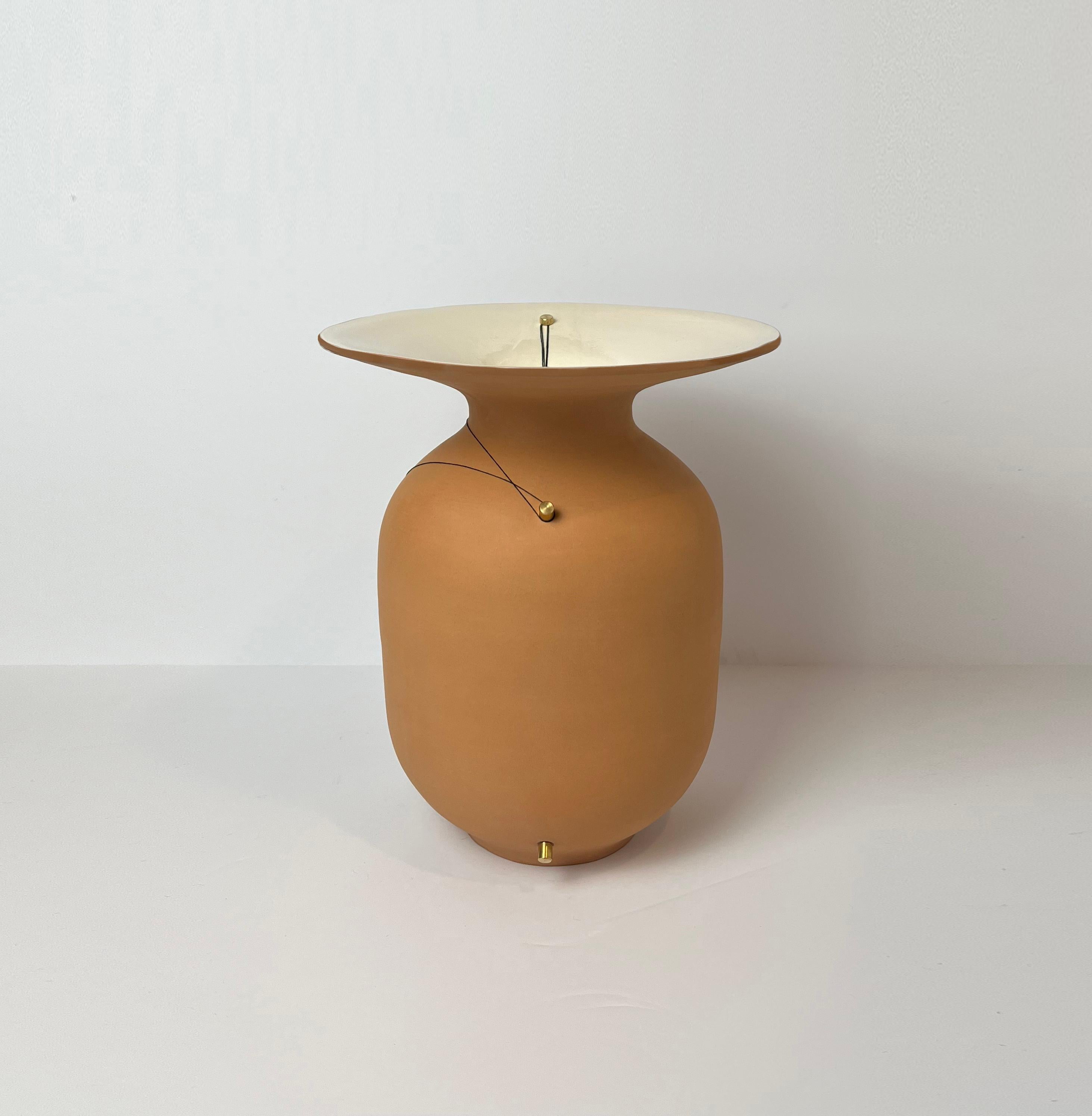Vase aus Keramik mit Messingeinsätzen und schwarzem Draht im Zustand „Neu“ im Angebot in Roma, IT