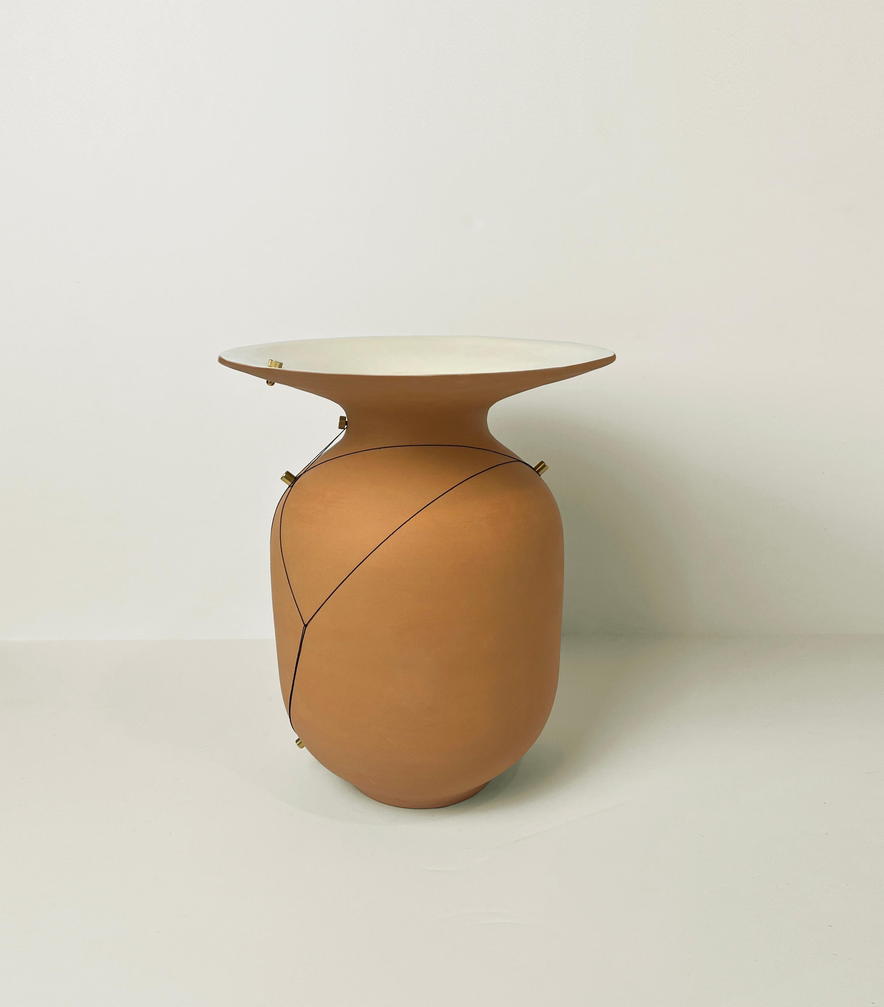 Vase aus Keramik mit Messingeinsätzen und schwarzem Draht im Angebot 1