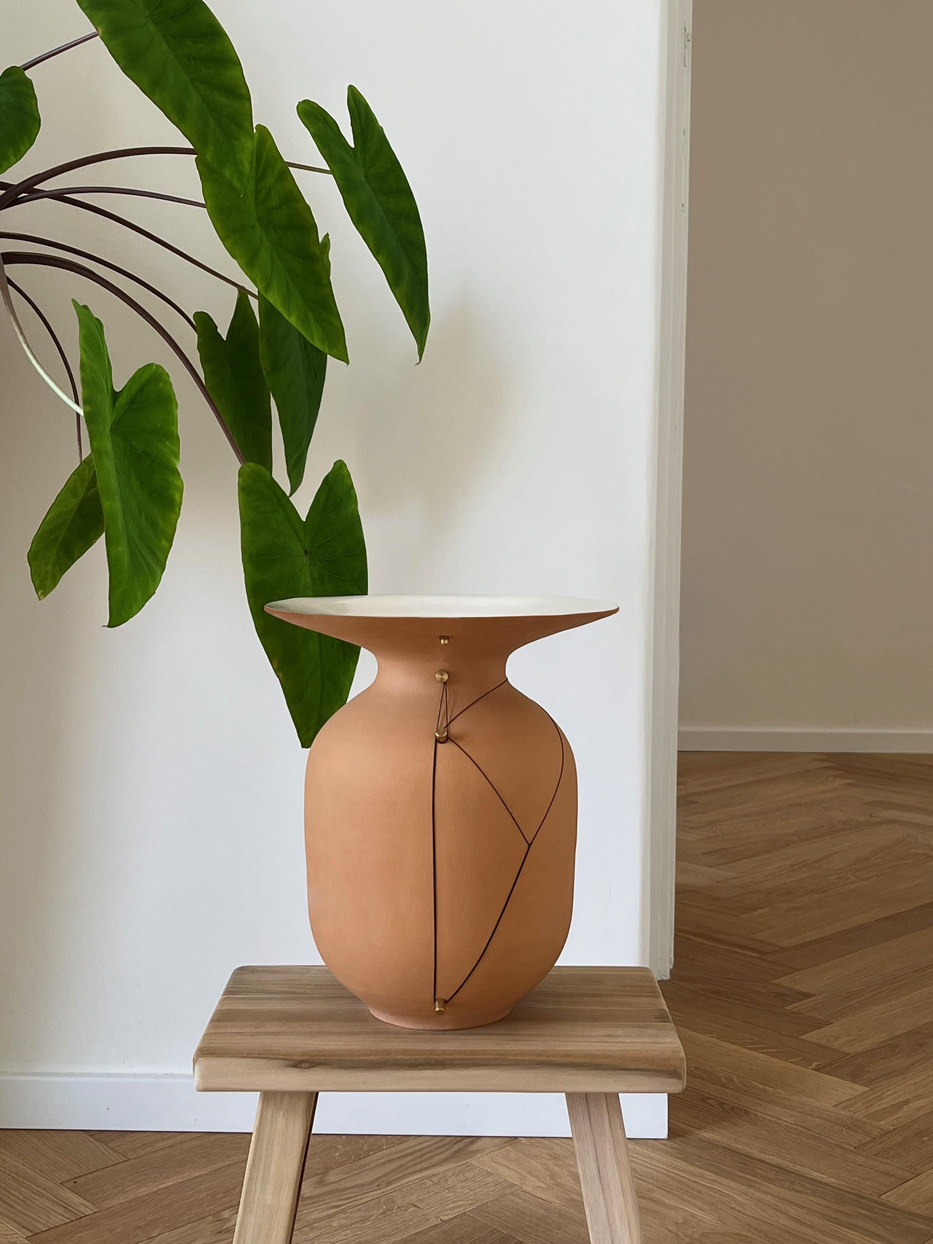 Vase aus Keramik mit Messingeinsätzen und schwarzem Draht im Angebot 2