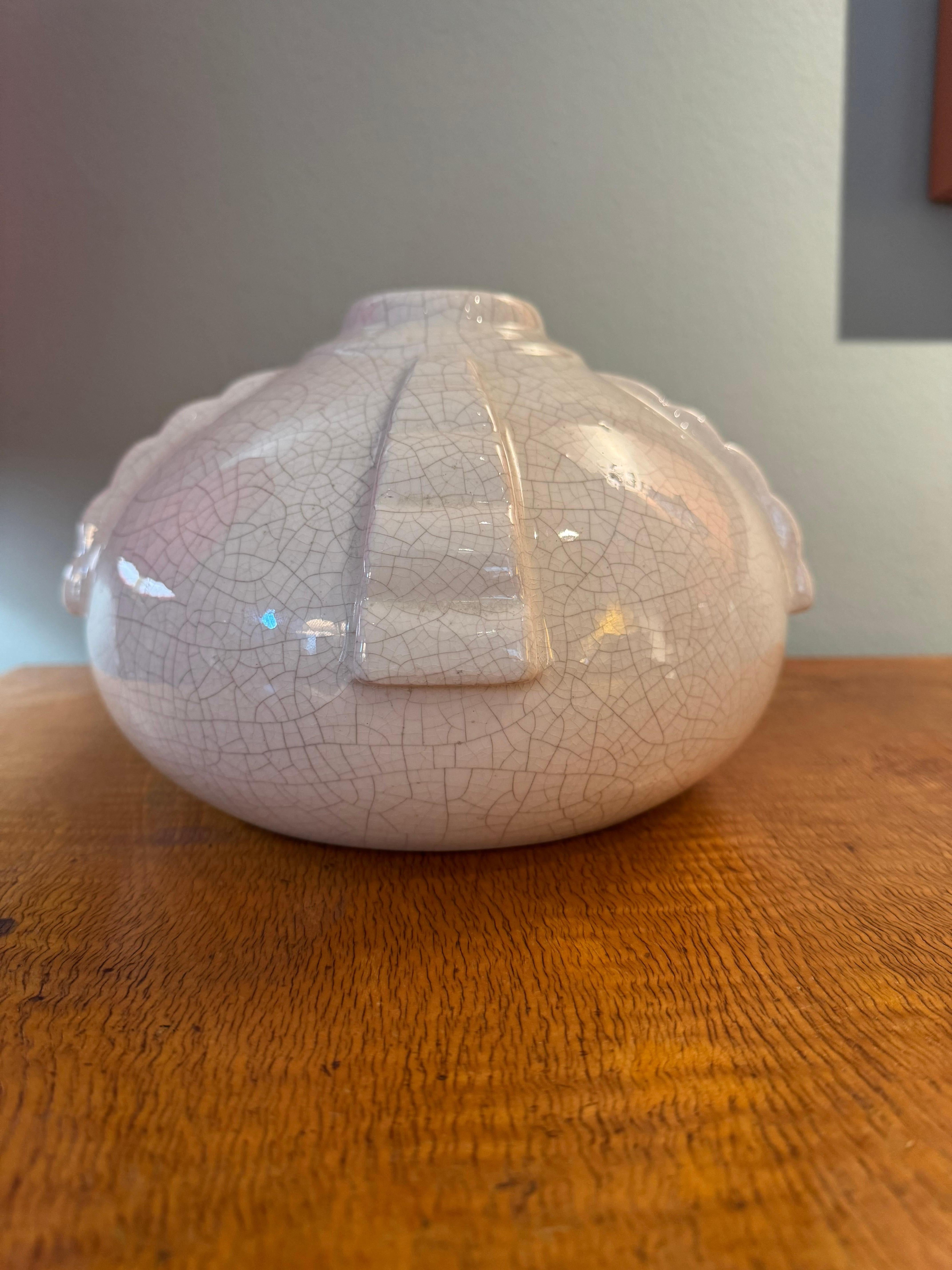 Prächtige Vase aus Craquele-Keramik, 1930 in Frankreich hergestellt.
Die Craquele genannte Brenntechnik ist die raffinierteste des 20. Jahrhunderts; dabei wird die Keramik bis zur Bruchgrenze gebrannt.
Auf diese Weise erhält die Vase eine