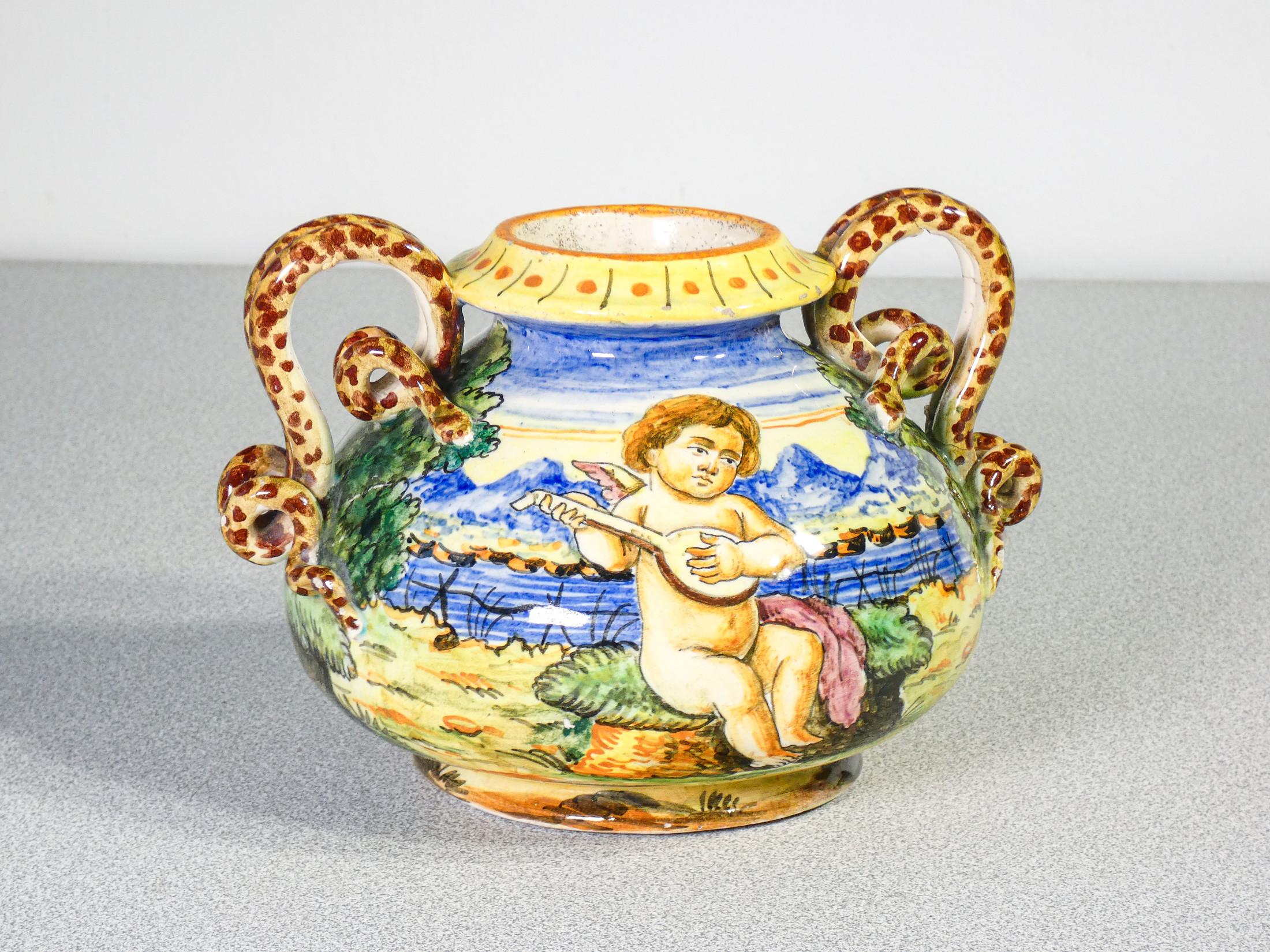 
ORIGINE
Albisola, Italia

PERIODO
Ottocento

MODELLO
Vaso basso biansato
con anse a serpente

MATERIALI
Ceramica dipinta
a mano e smaltata

DIMENSIONI
H 11.5
L 17 x 14 cm

CONDIZIONI
Il pezzo è in condizioni molto buone, come è possibile constatare