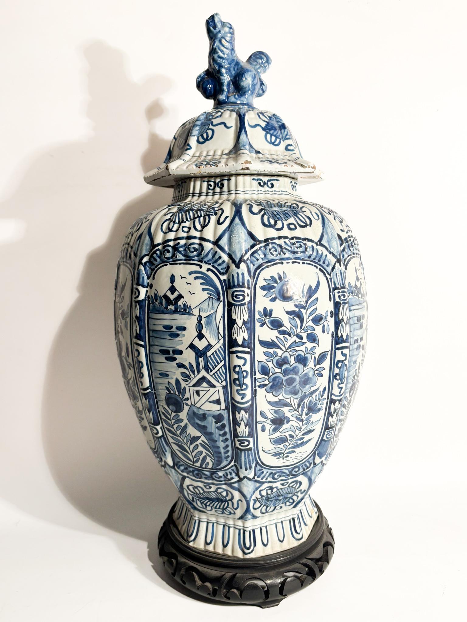 Vaso potiche in. ceramica di Delft dipinto a mano, realizzato nella prima parte del XX Secolo

Ø cm 21 h cm 52

La ceramica di Delft, conosciuta anche come 
