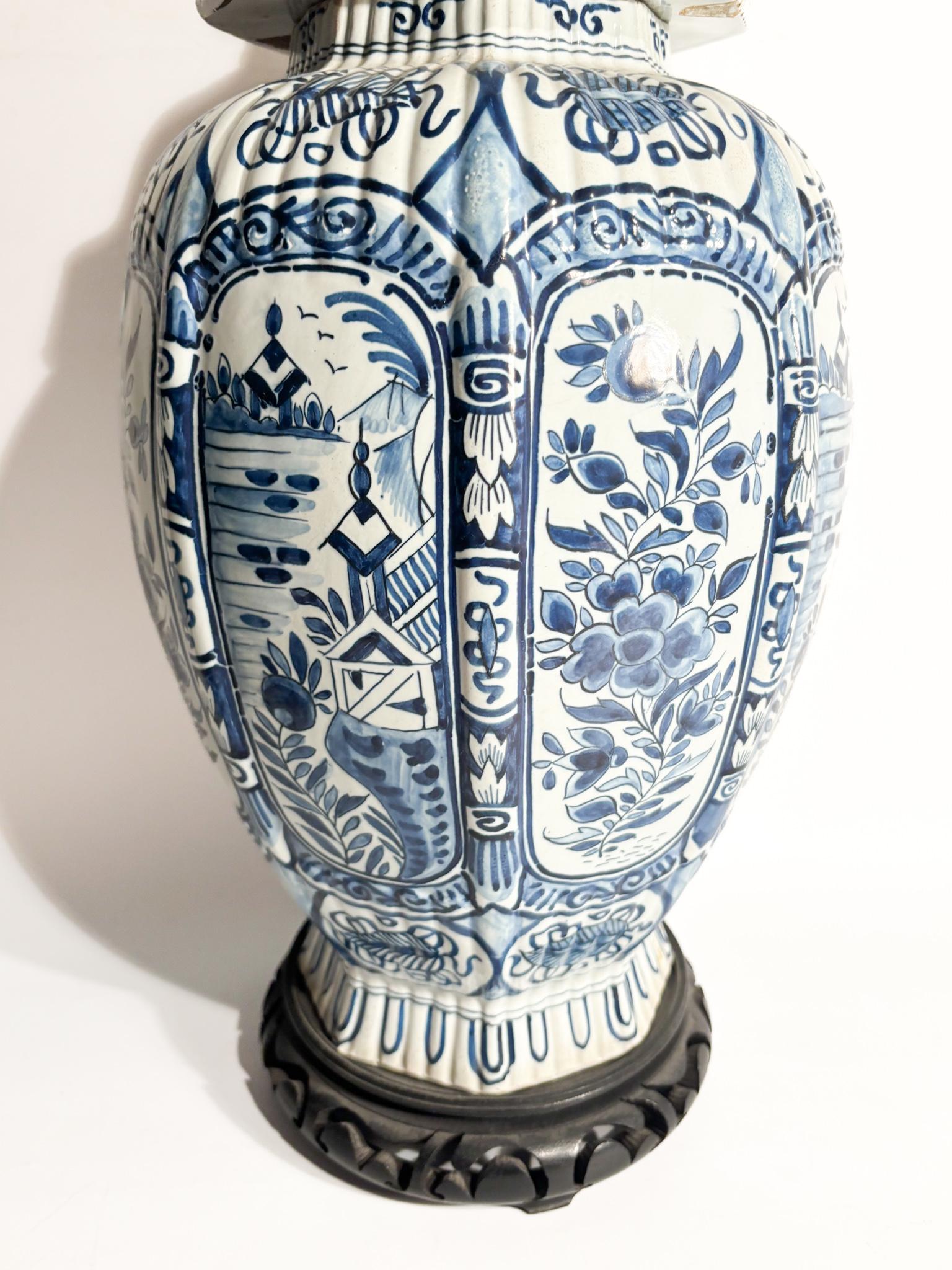 Vaso in Ceramica di Delft Bianco e Blu Cobalto Primi Novecento In condizioni buone in vendita a Milano, MI