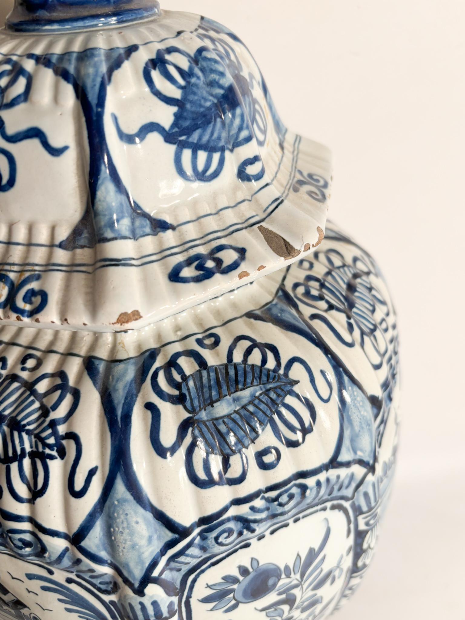 Inizio XX secolo Vaso in Ceramica di Delft Bianco e Blu Cobalto Primi Novecento in vendita