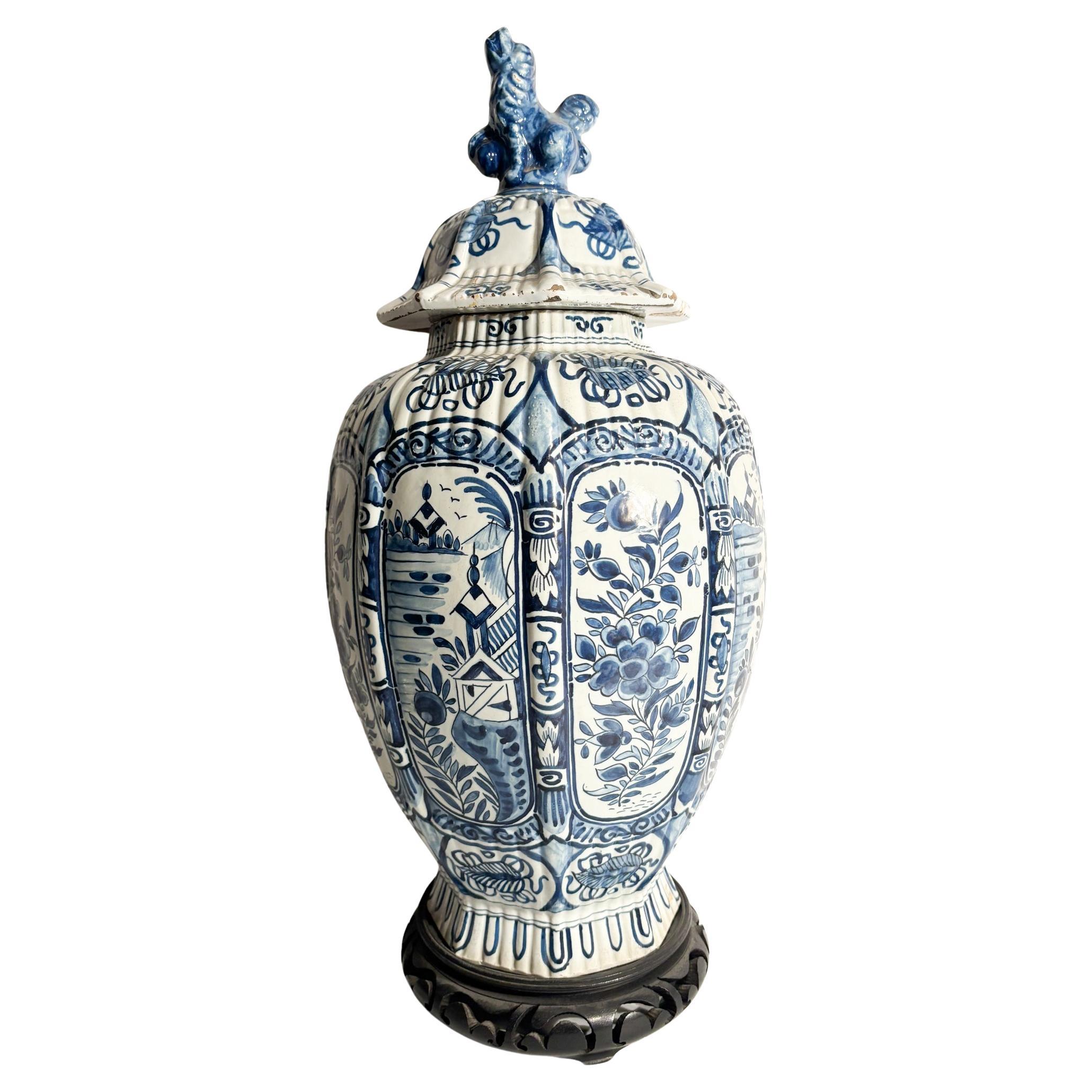 Vase en poterie de Delft blanc et bleu cobalt Début du 20e siècle
