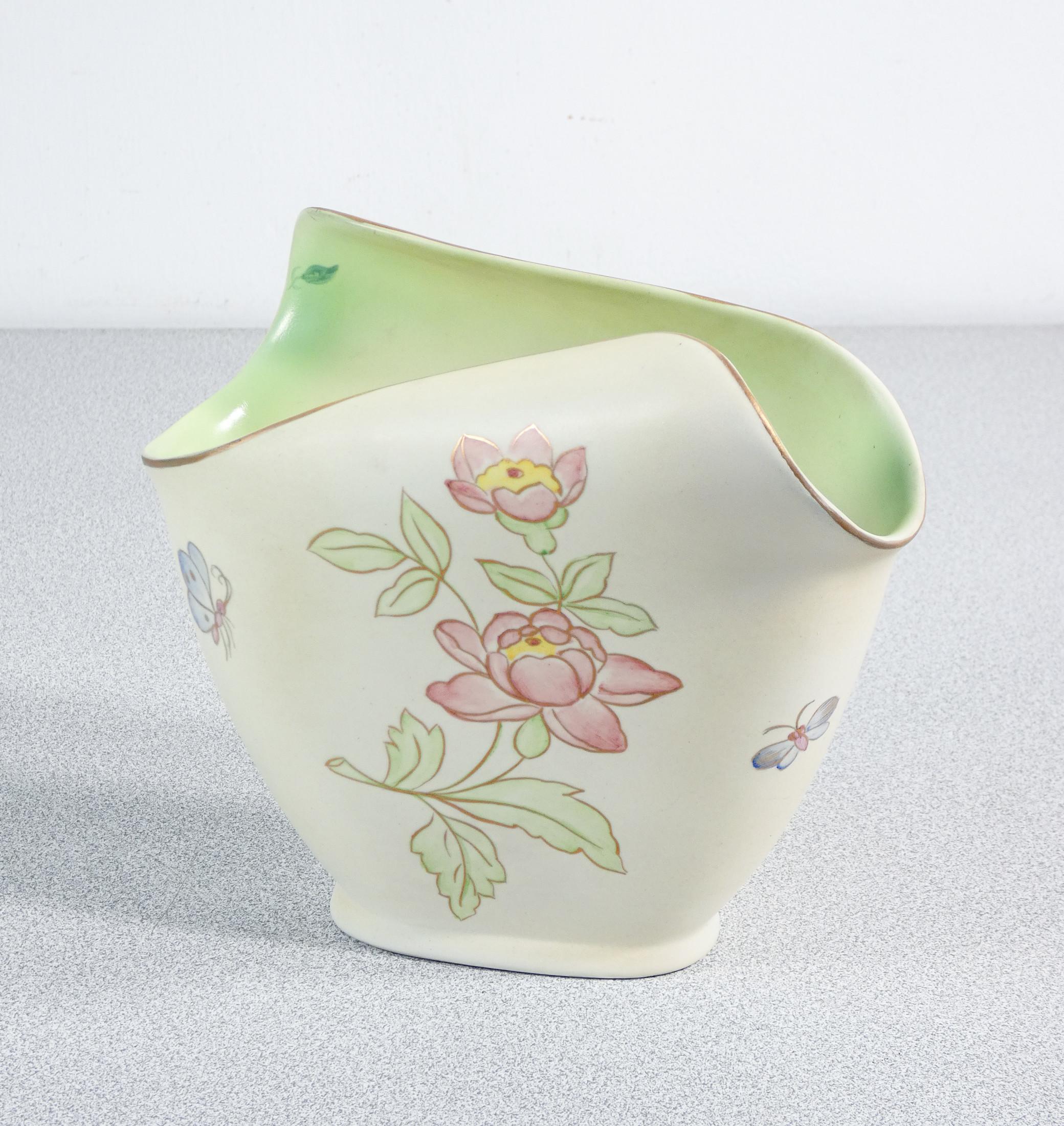 Vase en céramique
peint à la main
LENCI Turin.

ORIGINE
Italie

PÉRIODE
1930s

MARQUE
LENCI Turin

MATÉRIAUX
Céramiques peintes à la main

DIMENSIONS
Hauteur : 16 cm
Largeur : 18 cm
Profondeur : 10 cm

CONDITIONS
Parfait. Évaluez les photos