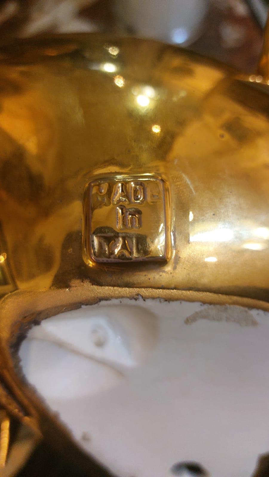Golden ceramic vase with heart-shaped design For Sale 2