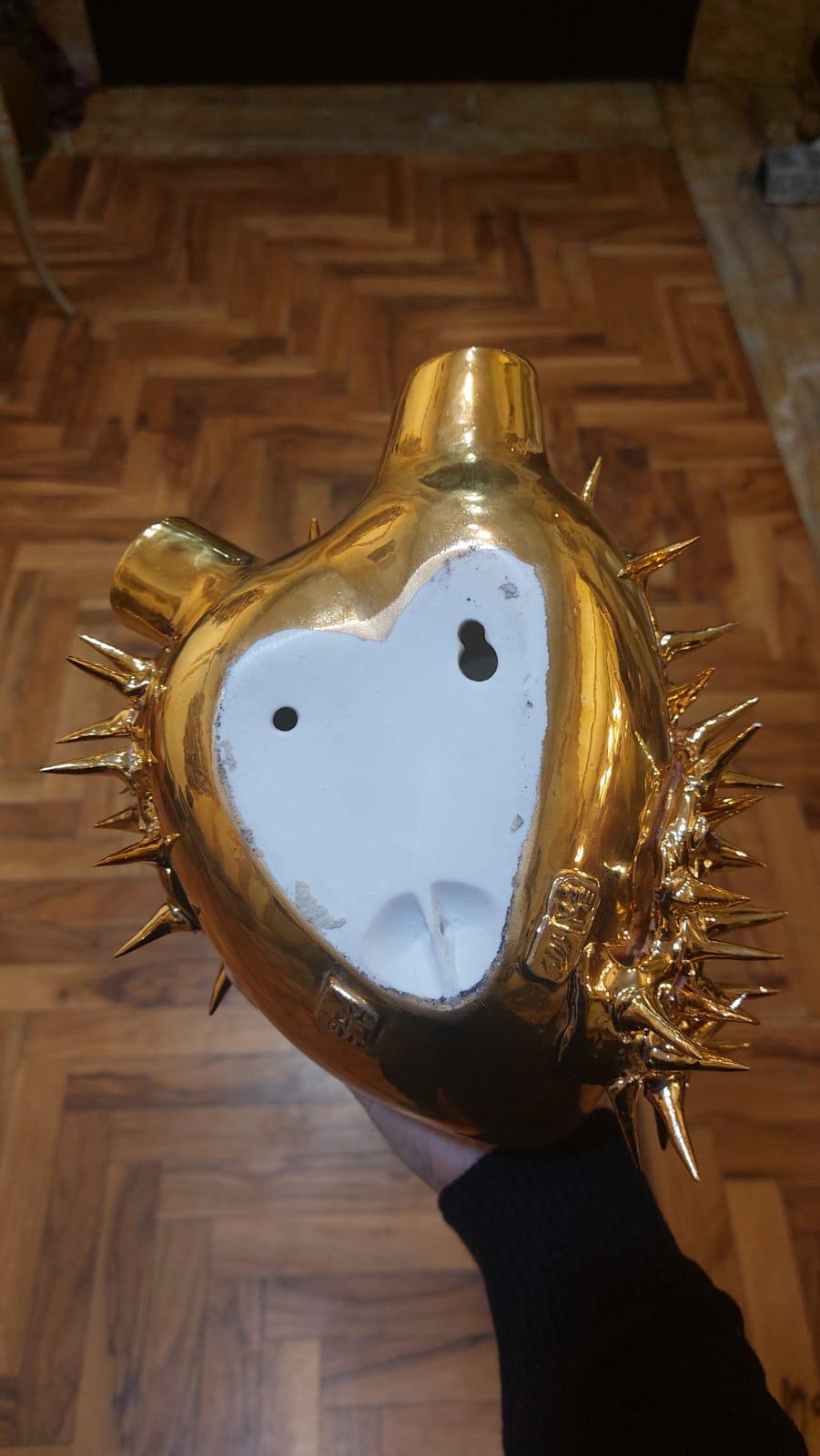 Golden ceramic vase with heart-shaped design For Sale 3