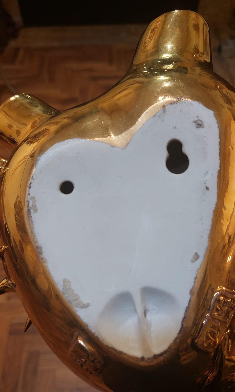 Golden ceramic vase with heart-shaped design For Sale 4