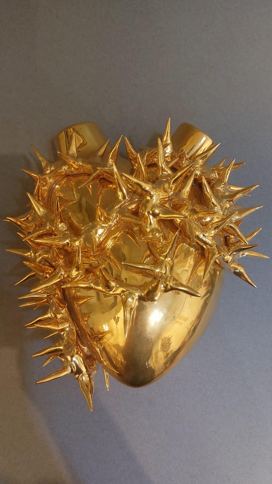 Golden ceramic vase with heart-shaped design In Excellent Condition For Sale In Milano, IT
