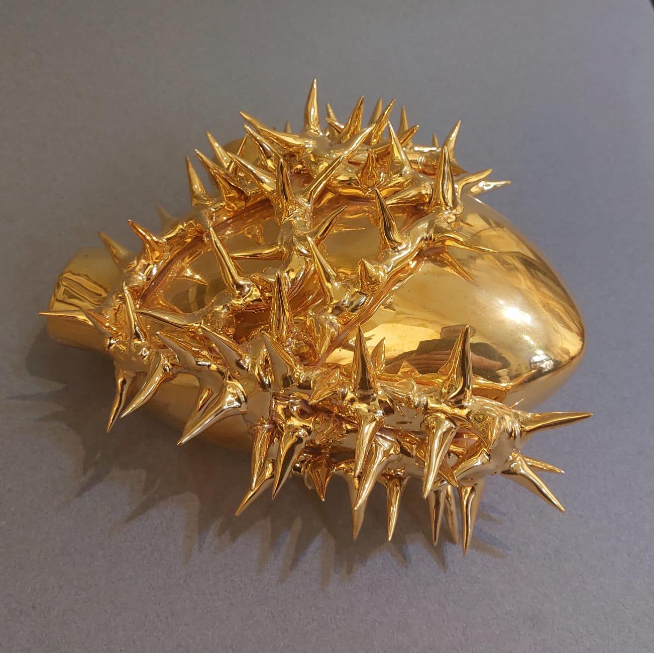 Contemporary Golden ceramic vase with heart-shaped design For Sale