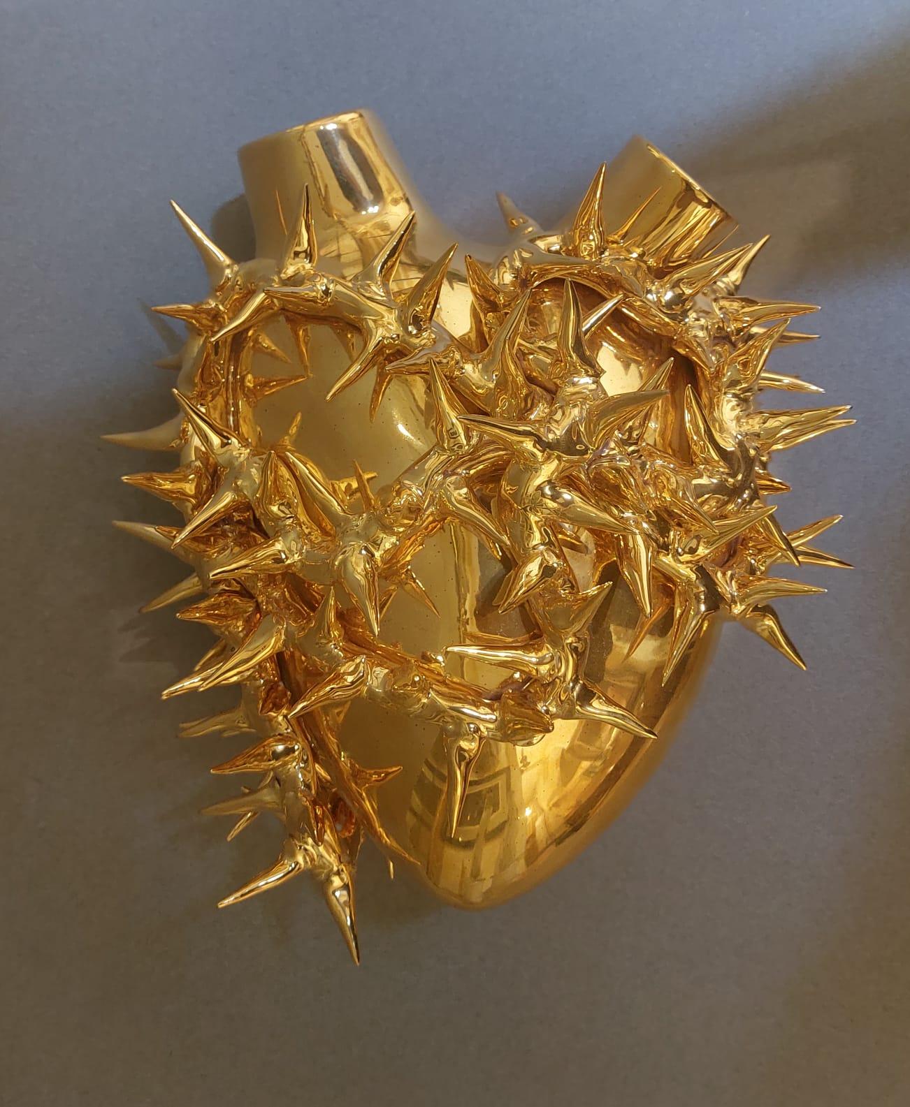 Golden ceramic vase with heart-shaped design For Sale 1