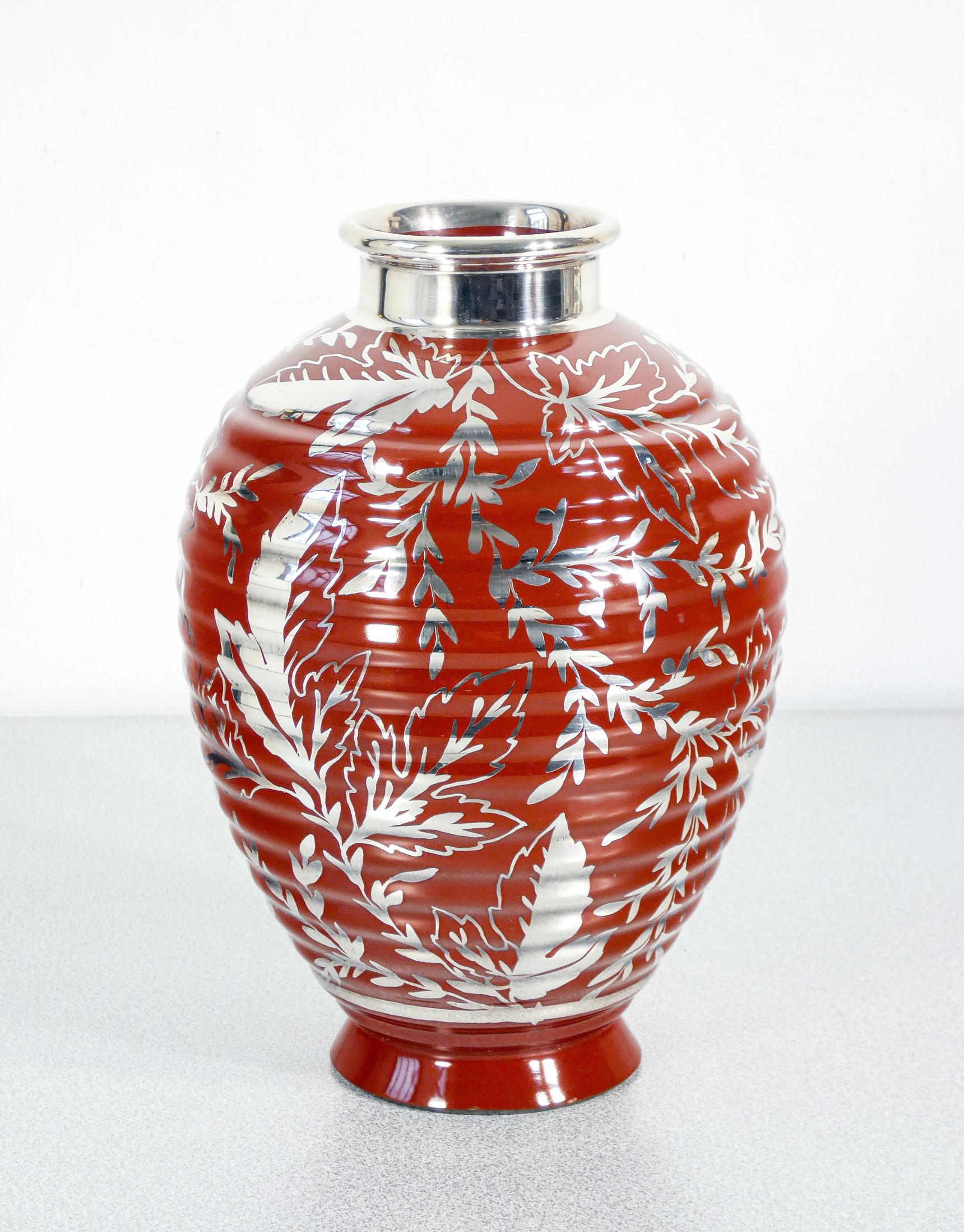 Vaso in ceramica
e lamina d'argento,
design Giò PONTI
per Richard Ginori.

ORIGINE
Italia

PERIODO
Anni 30

DESIGNER
Giò PONTI

MARCA
Richard Ginori

MATERIALI
Ceramica smaltata
e lamina d'argento

DIMENSIONI
H 23.5 cm
Ø 16 cm

CONDIZIONI
Il vaso è