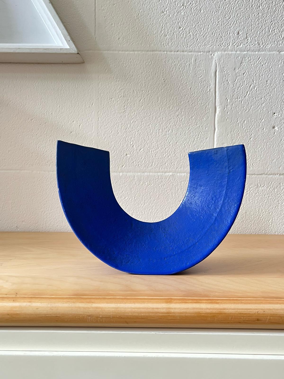 Vaso in ceramica estroflessa a sezione triangolare Alessio Tasca,  1970s

Vaso in ceramica trafilata realizzato da Alessio Tasca intorno al 1970. La forma estroflessa a sezione triangolare, unita allo smalto blu intenso, riflette l’approccio
