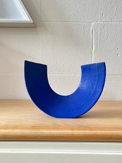 Vaso in ceramica estroflessa a sezione triangolare blu, Alessio Tasca, 1970
