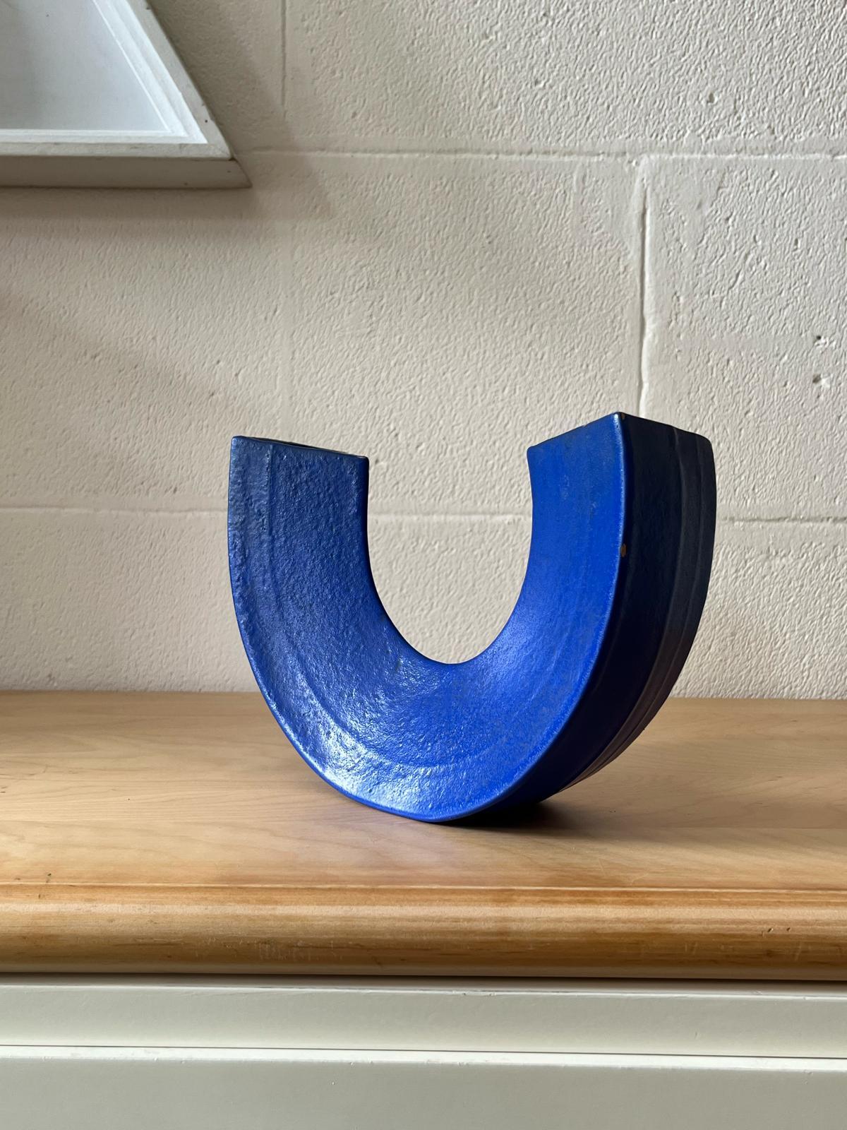 Mid-Century moderno Vaso in ceramica estroflessa a sezione triangolare blu, Alessio Tasca, 1970 in vendita