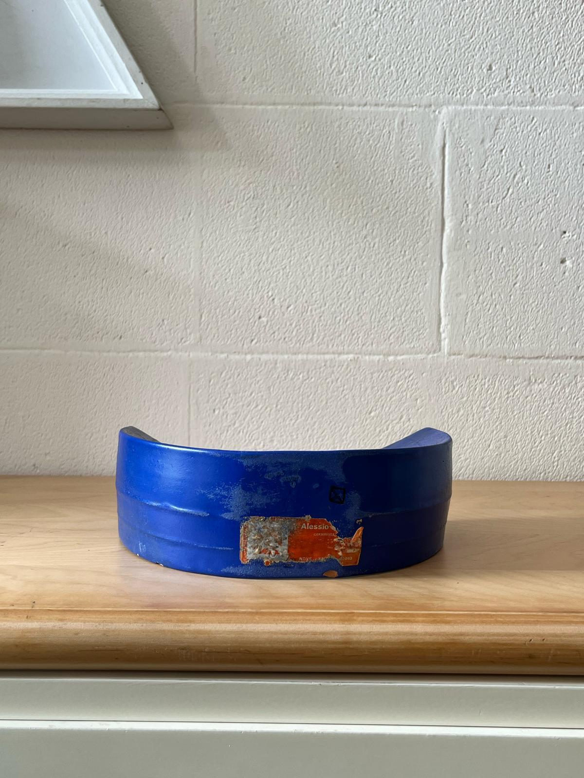 Italian Vaso in ceramica estroflessa a sezione triangolare blu, Alessio Tasca, 1970 in vendita