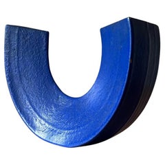 Vaso in ceramica estroflessa a sezione triangolare blu, Alessio Tasca, 1970