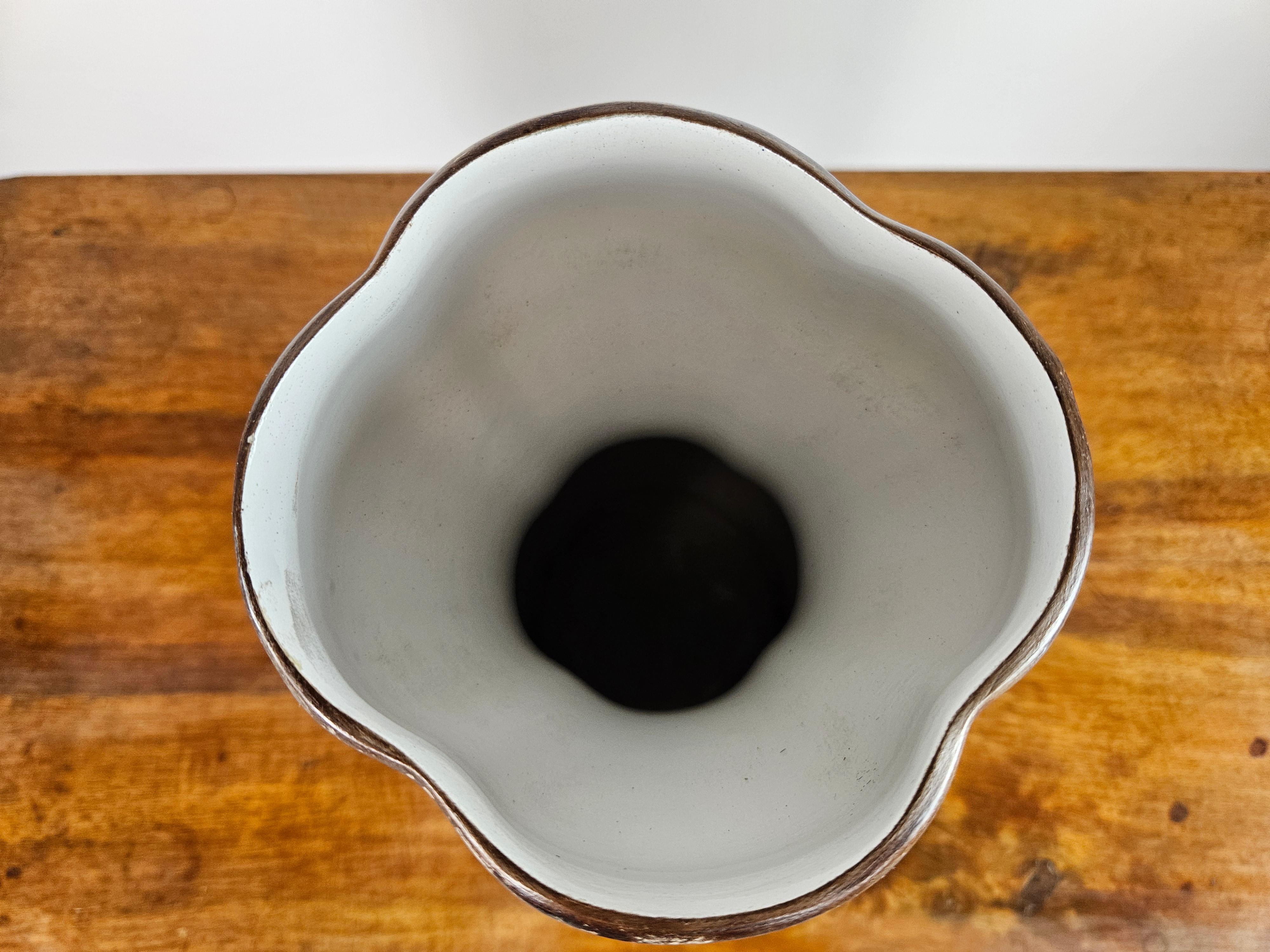 Vaso in ceramica marrone con decori floreali anni '90 in vendita 3
