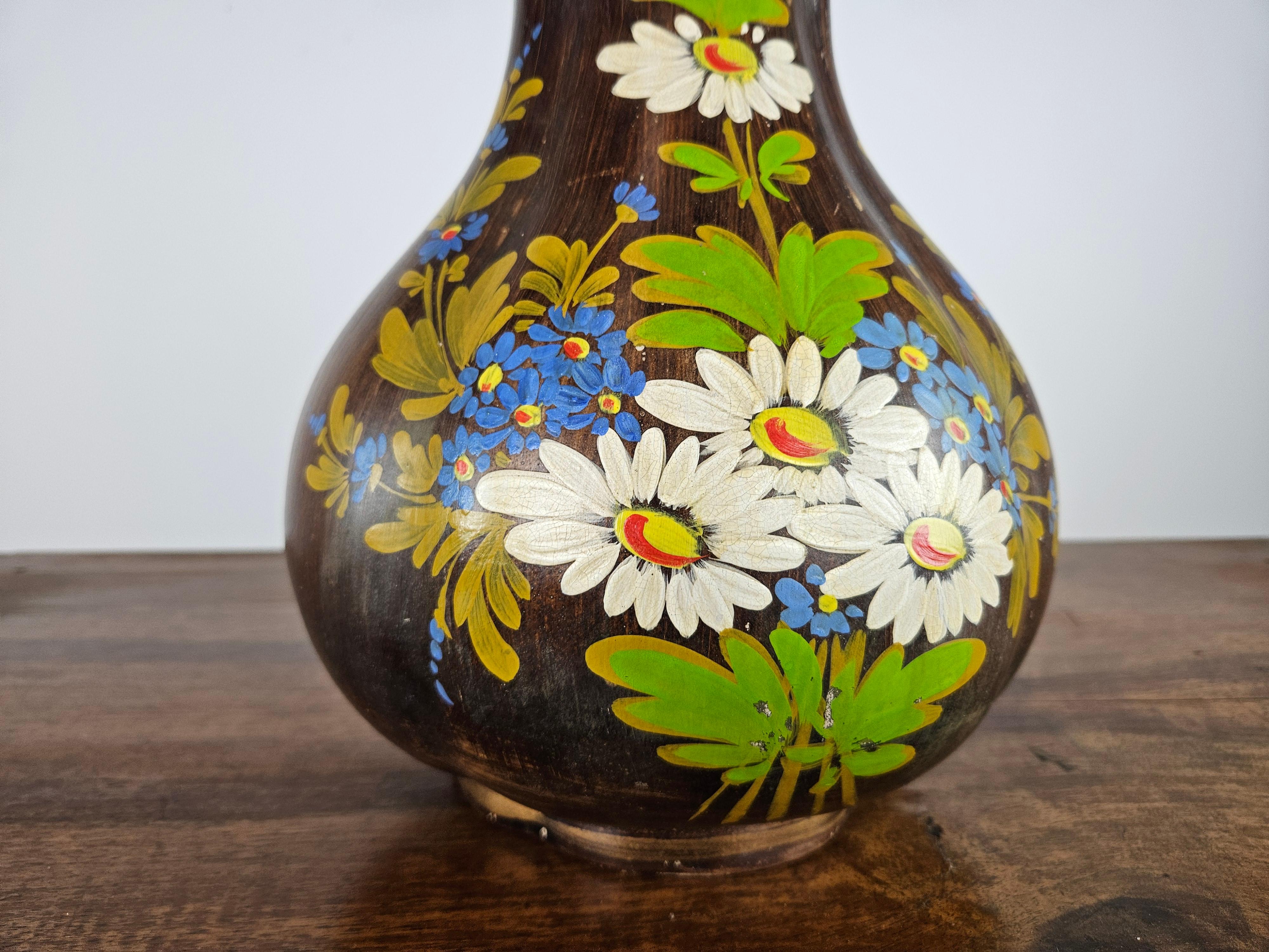 Vaso in ceramica marrone con decori floreali anni '90 in vendita 4