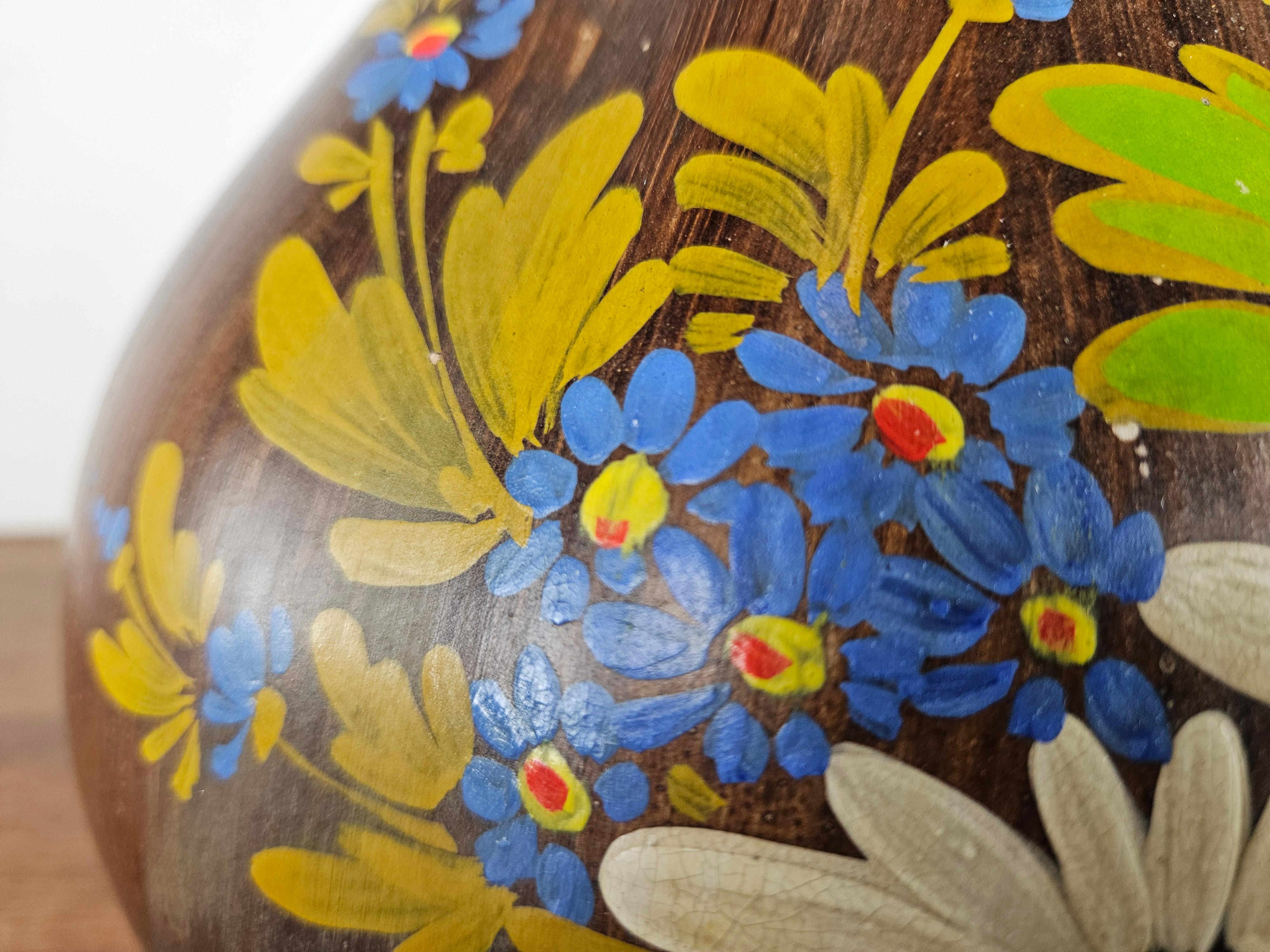 Vaso in ceramica marrone con decori floreali anni '90 in vendita 7