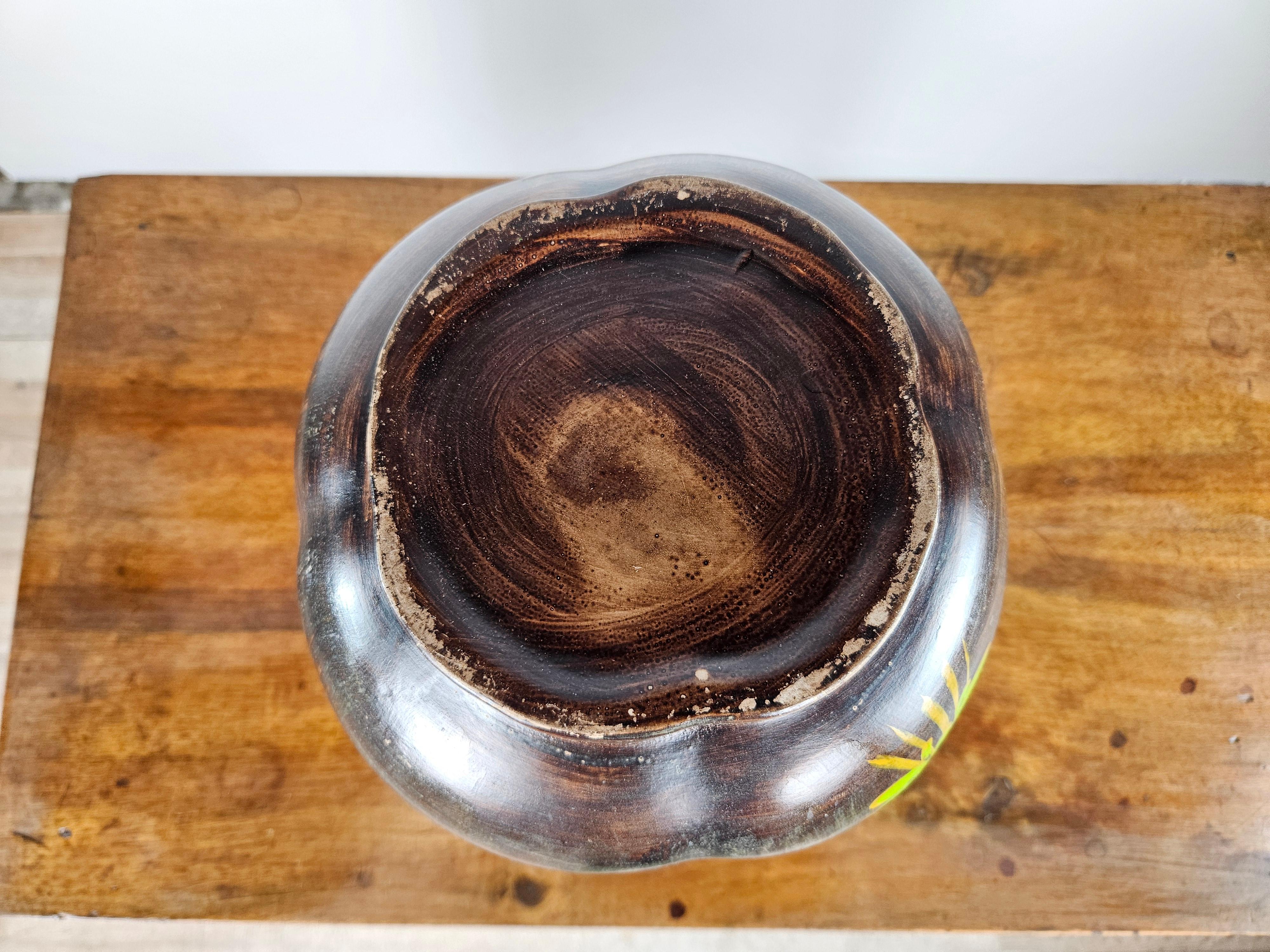 Vaso in ceramica marrone con decori floreali anni '90 in vendita 8