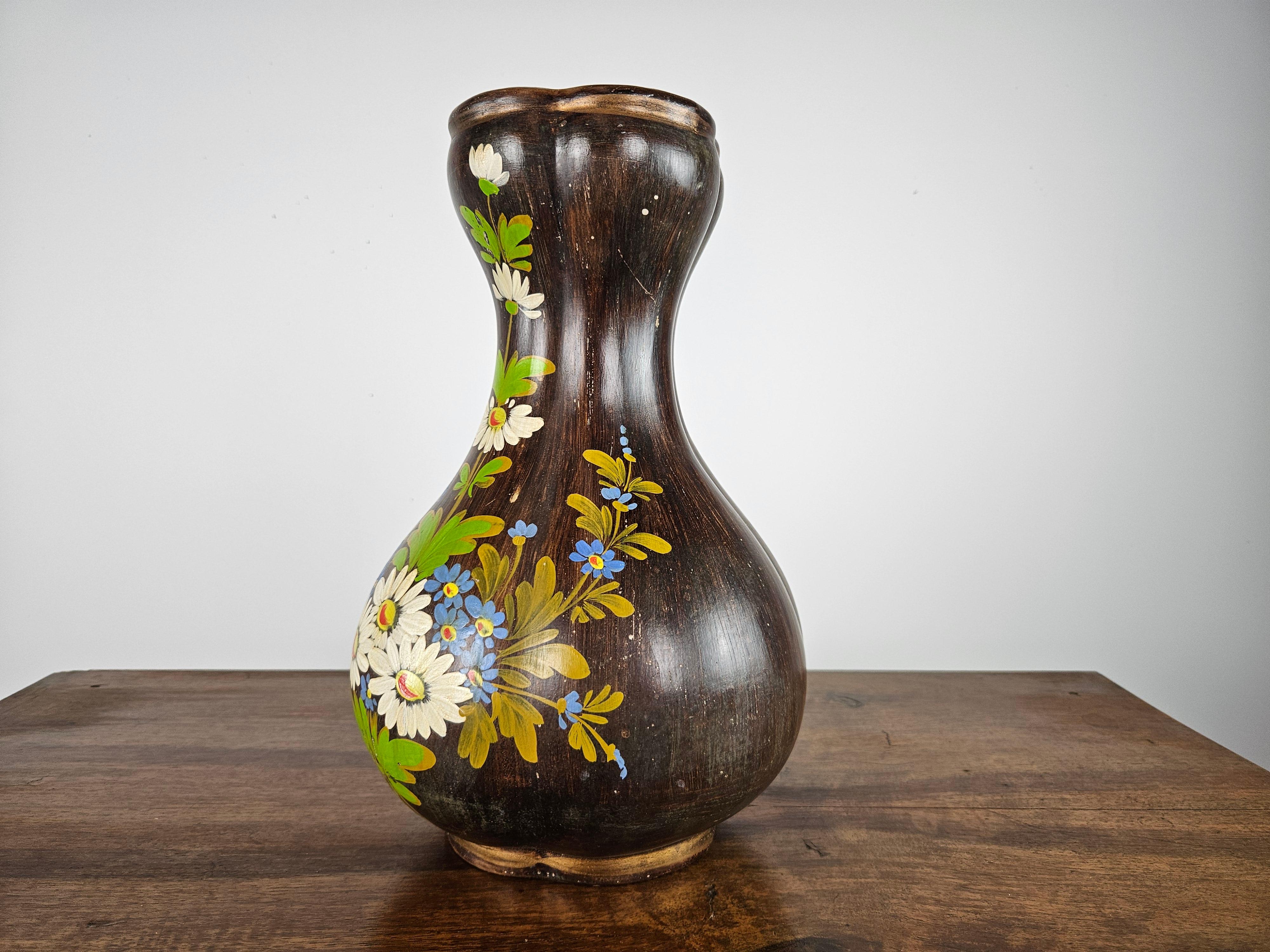 Vaso vintage in ceramica con decori floreali.

Normali segni dovuti ad età e utilizzo.