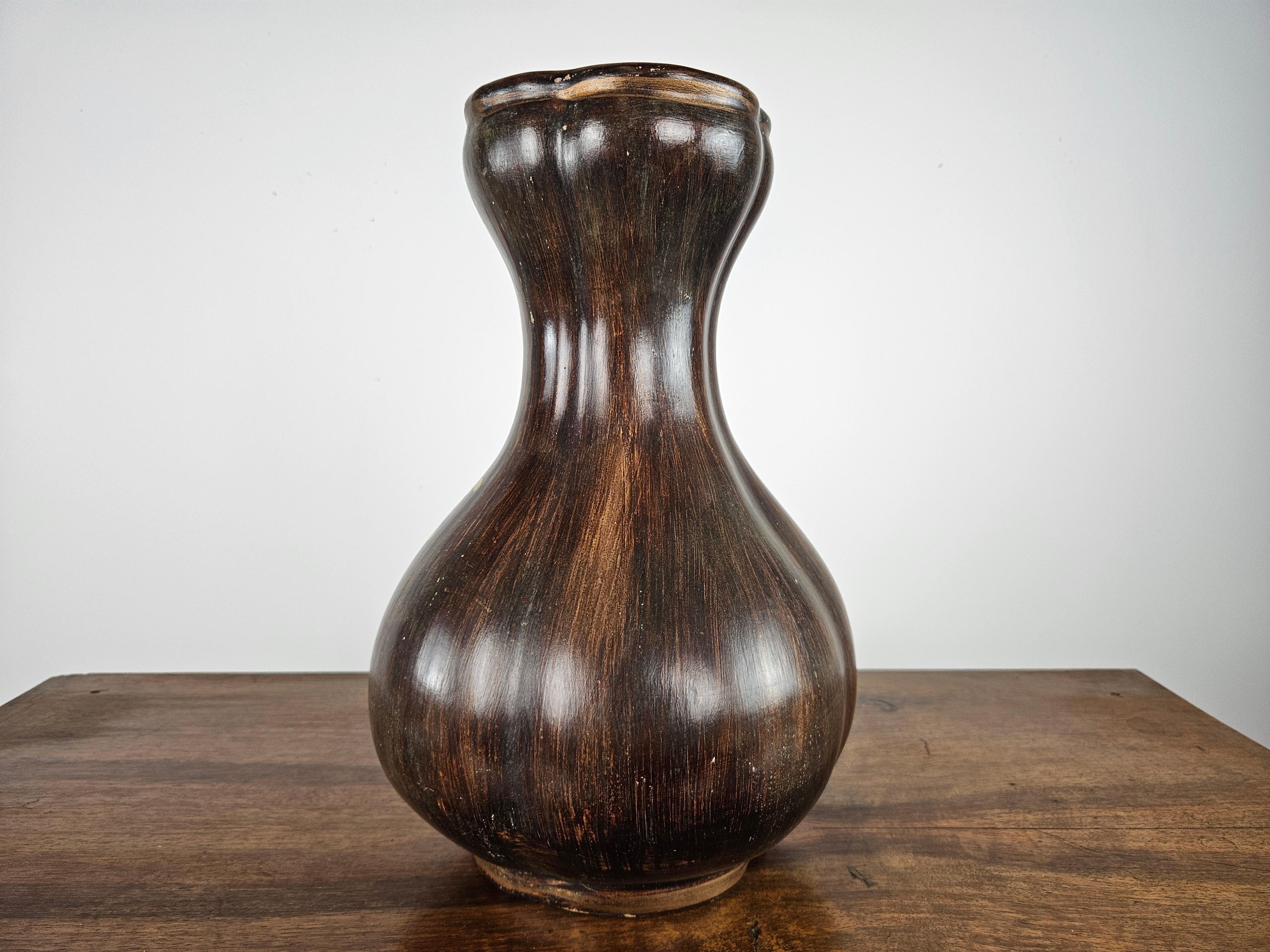 Mid-Century moderno Vaso in ceramica marrone con decori floreali anni '90 in vendita
