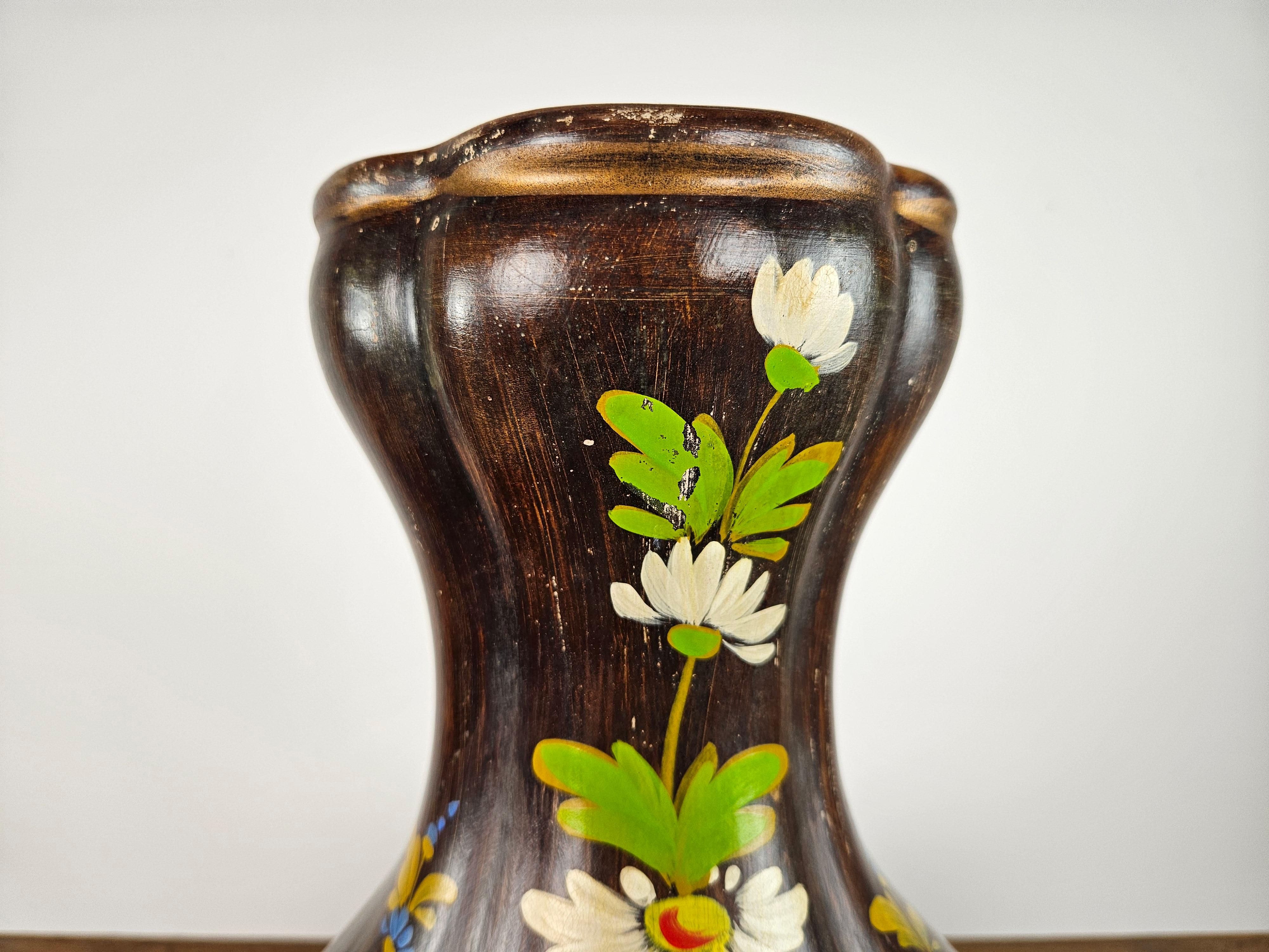 Ceramica Vaso in ceramica marrone con decori floreali anni '90 in vendita