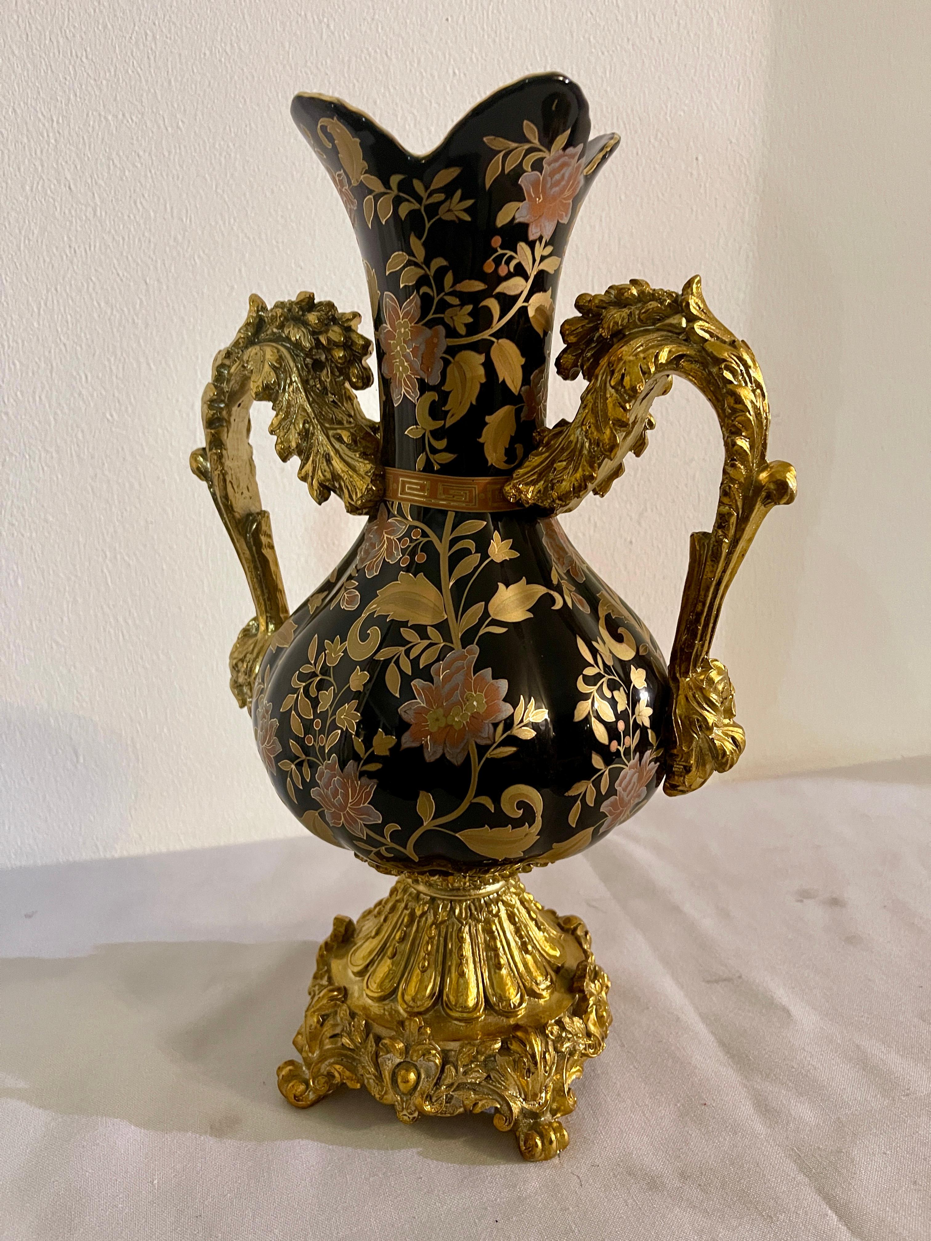 Vase aus Keramik und schwarzem Harz mit goldenem Dekor Vintage 1990er Jahre italienisches Geschirr (Sonstiges) im Angebot