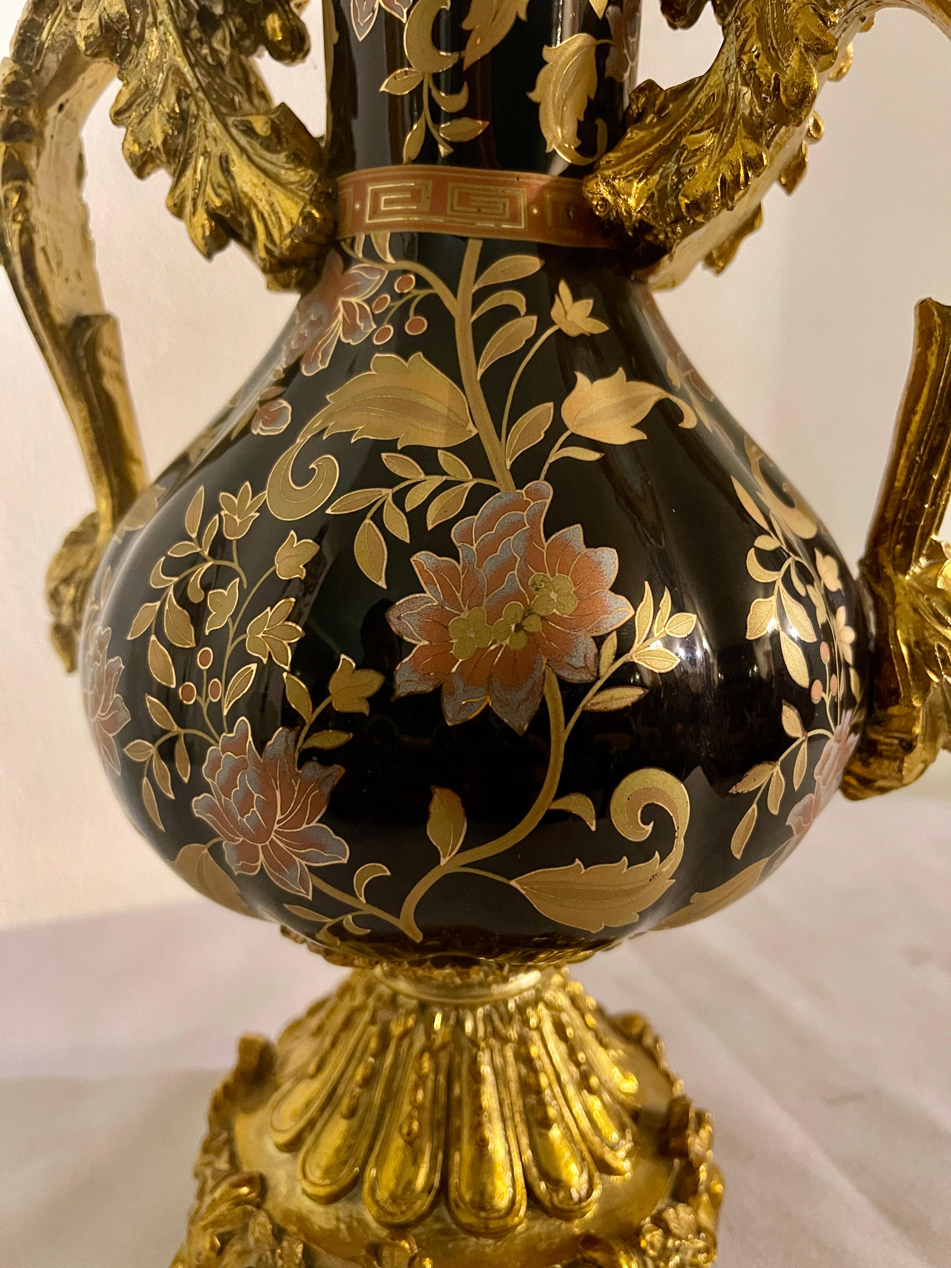 Vase aus Keramik und schwarzem Harz mit goldenem Dekor Vintage 1990er Jahre italienisches Geschirr (Italian) im Angebot