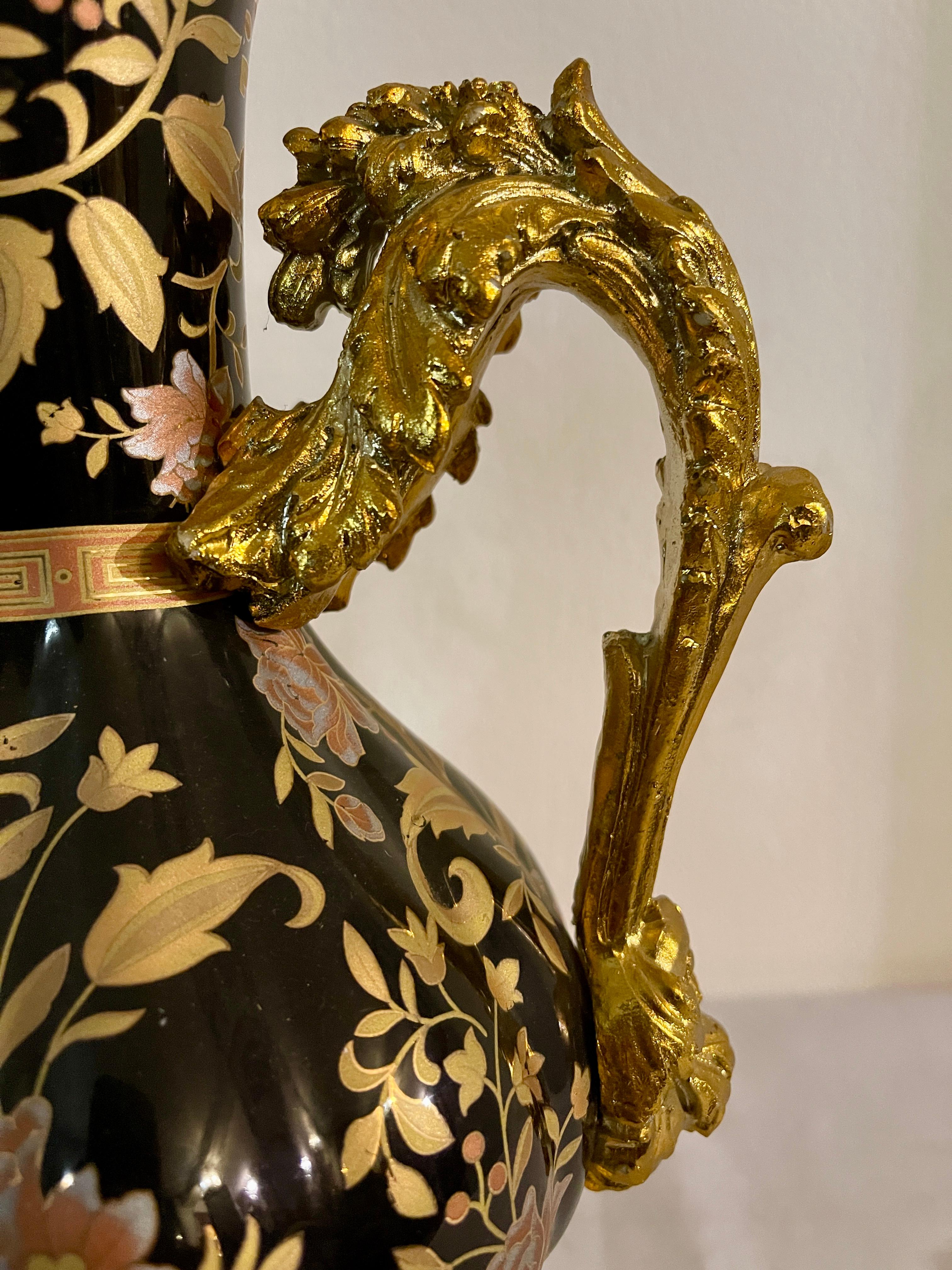 Vase aus Keramik und schwarzem Harz mit goldenem Dekor Vintage 1990er Jahre italienisches Geschirr im Angebot 1