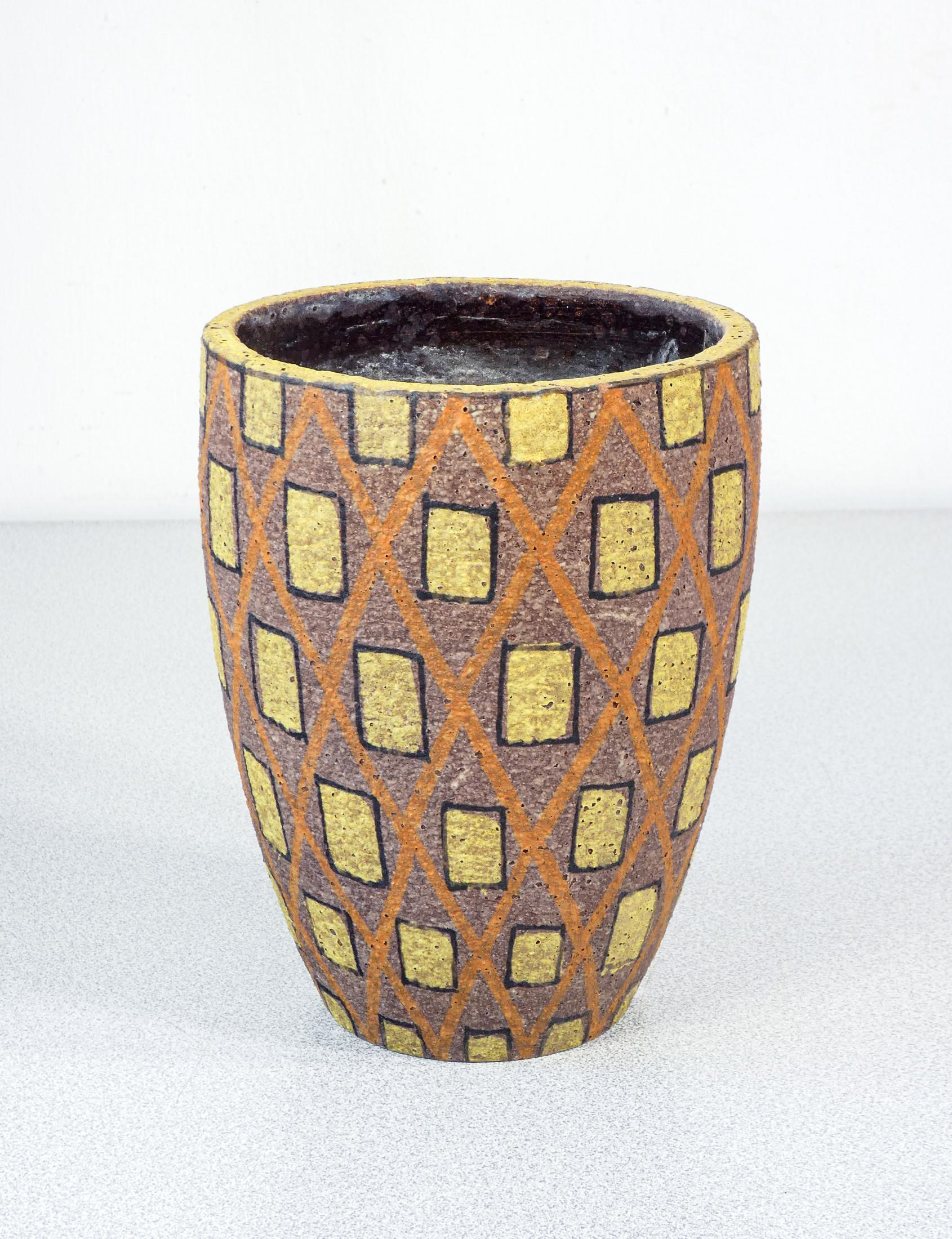 Vaso in ceramica
dipinta a mano,
design di Aldo LONDI
per Bitossi.

ORIGINE
Italia

PERIODO
Anni 50/60

AUTORE
Aldo LONDI
Nato a Montelupo Fiorentino nel 1911, inizia giovanissimo a lavorare presso una locale fabbrica di ceramica. Terminato