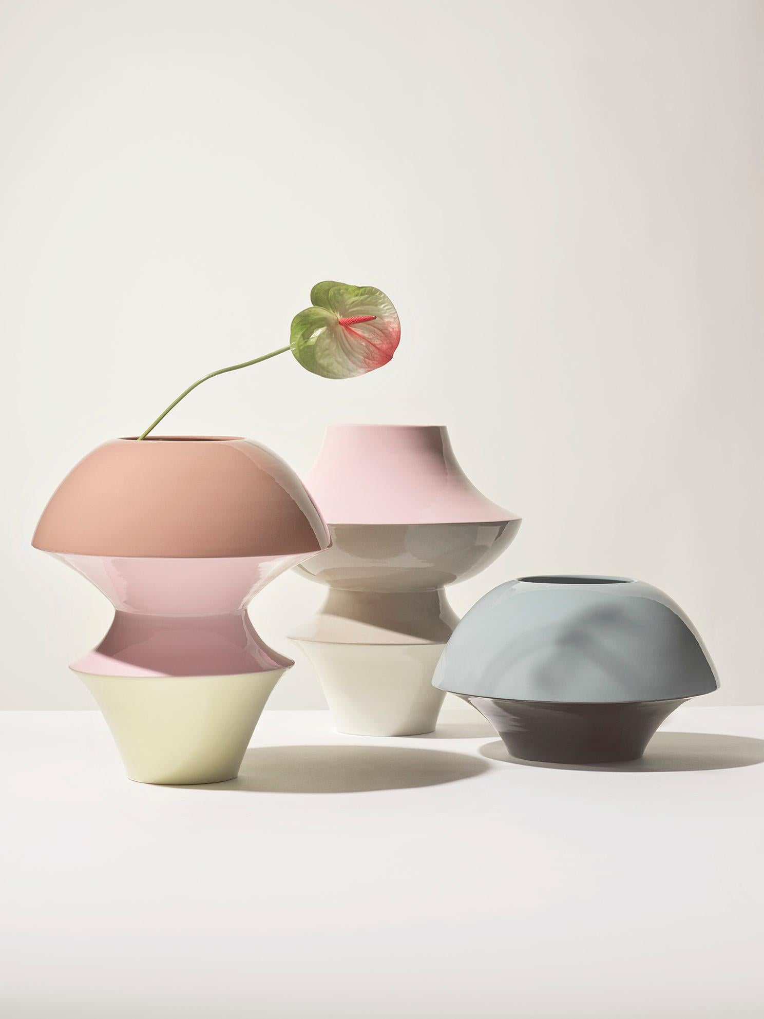 Vaso grande in ceramica elegante. Colore rosa tortora avorio. Le Trottole sono vasi di medio-grande dimensione, che evocano il mondo ludico e le
forme tonde di uno dei giochi più antichi e più popolari della nostra civiltà.
Bicromie e tricromie