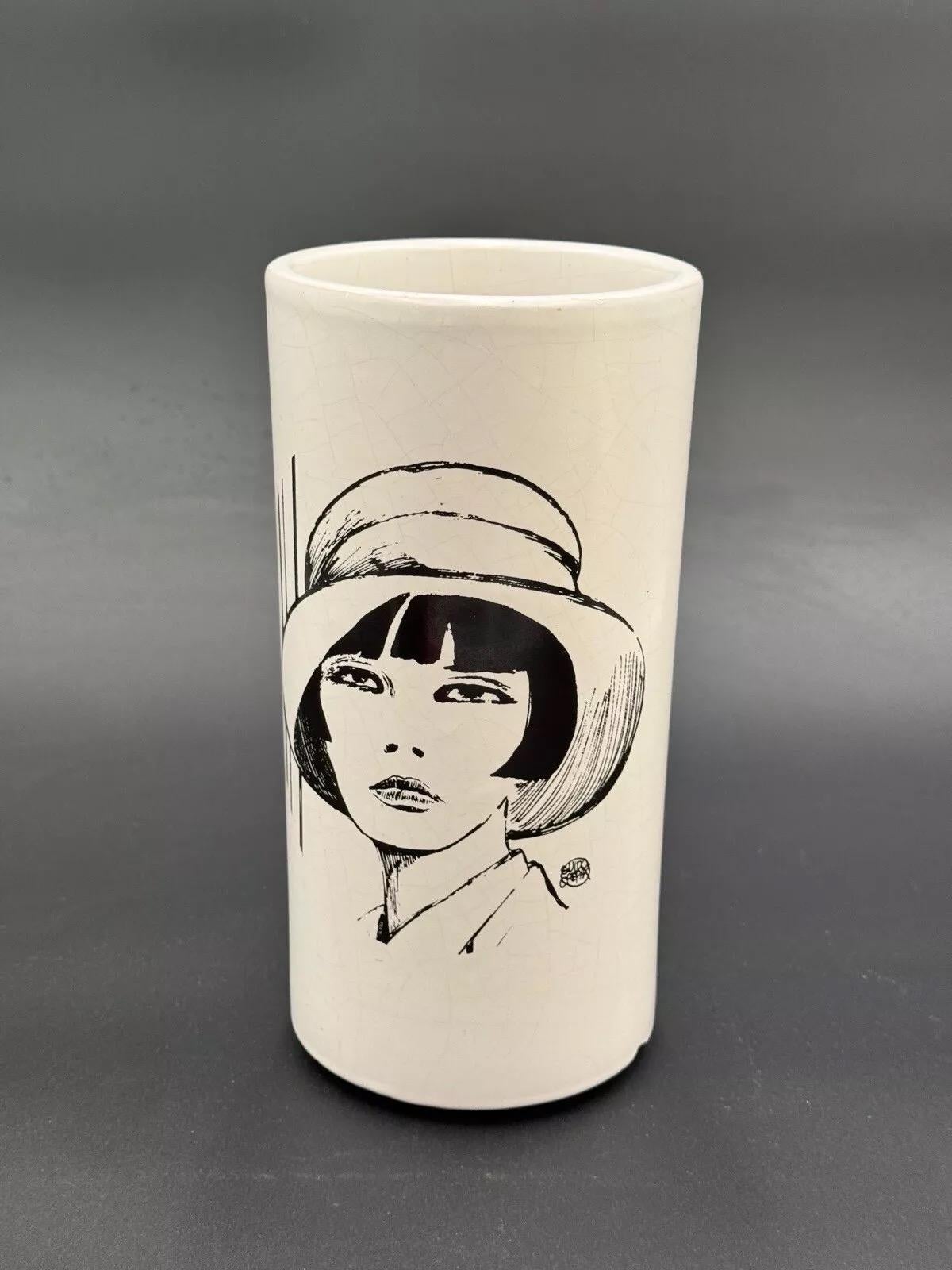 Vaso In Ceramica Valentina Di Guido Crepax.


Rarissimo, vaso di Guido Crepax in collaborazione con cotto Veneto, interamente in ceramica raffigurante uno dei suoi personaggi più famosi, ovvero Valentina firmato dall’autore marchiato dall’azienda