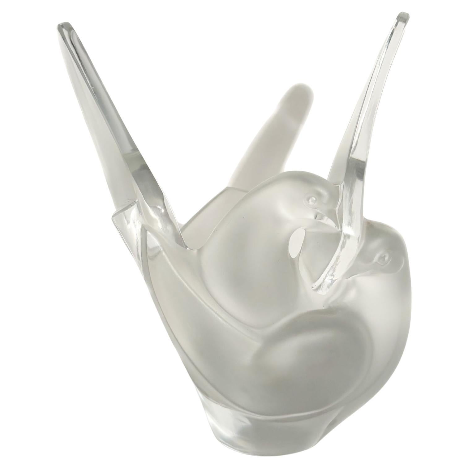 Vaso in Cristallo di Lalique "Sylvie" con Due Colombe Intrecciate Anni 80 in vendita
