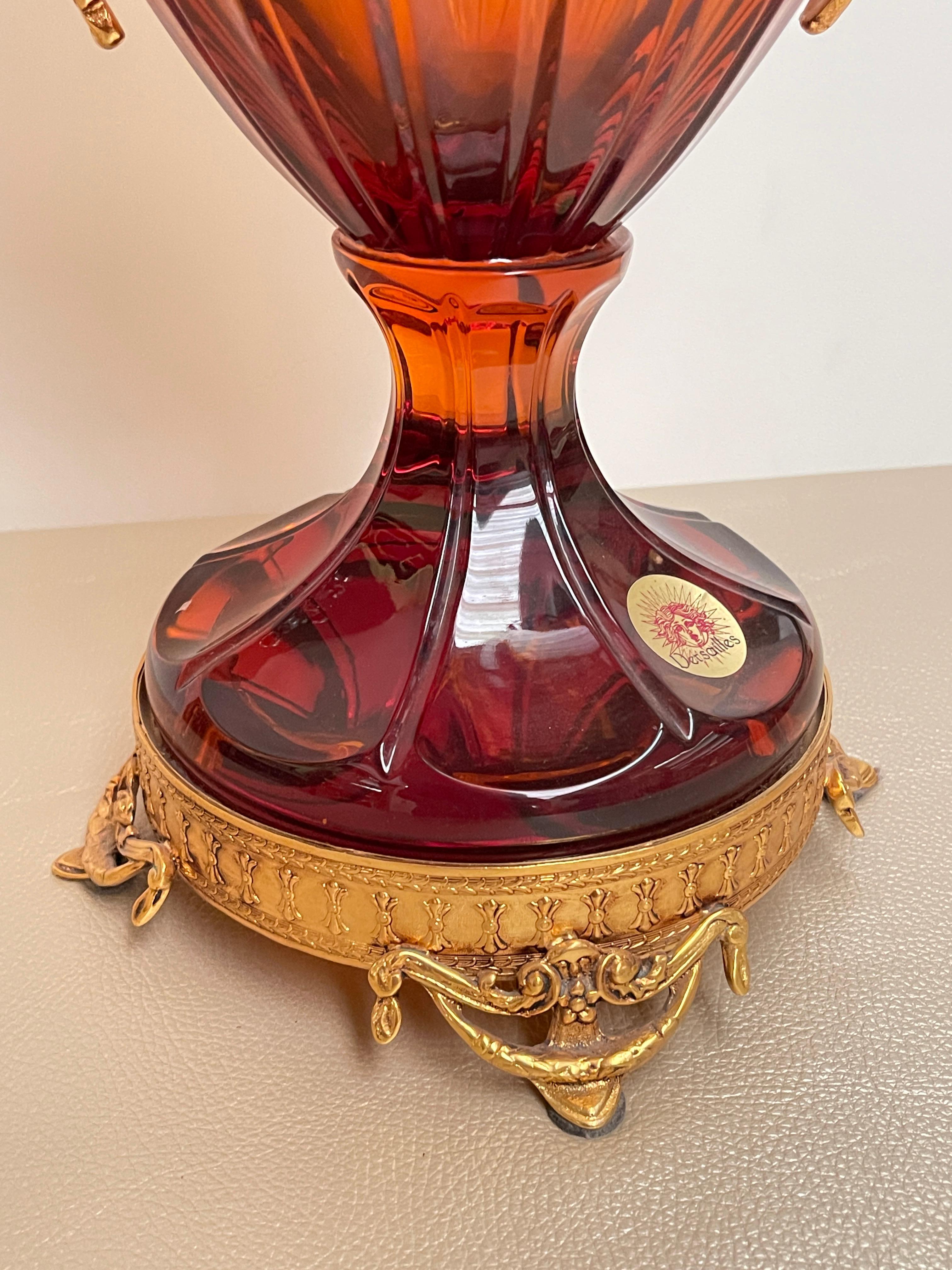Neoclassico Vaso in Cristallo Soffiato Ambra con Montatura in Bronzo Dorato - Stile Neoclass in vendita
