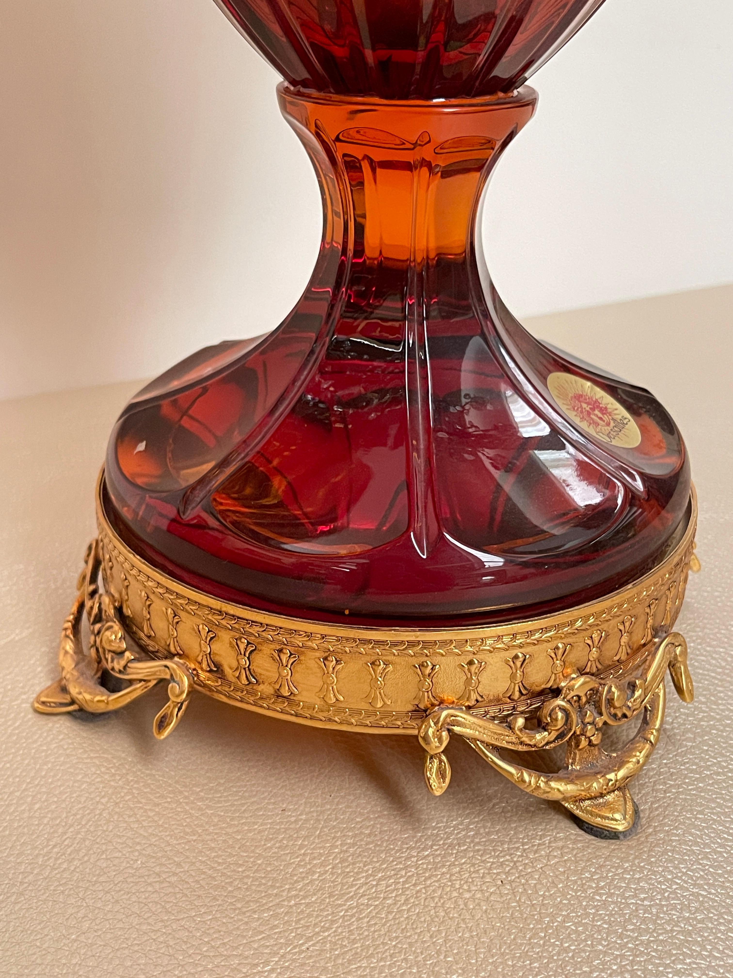 Italiano Vaso in Cristallo Soffiato Ambra con Montatura in Bronzo Dorato - Stile Neoclass in vendita