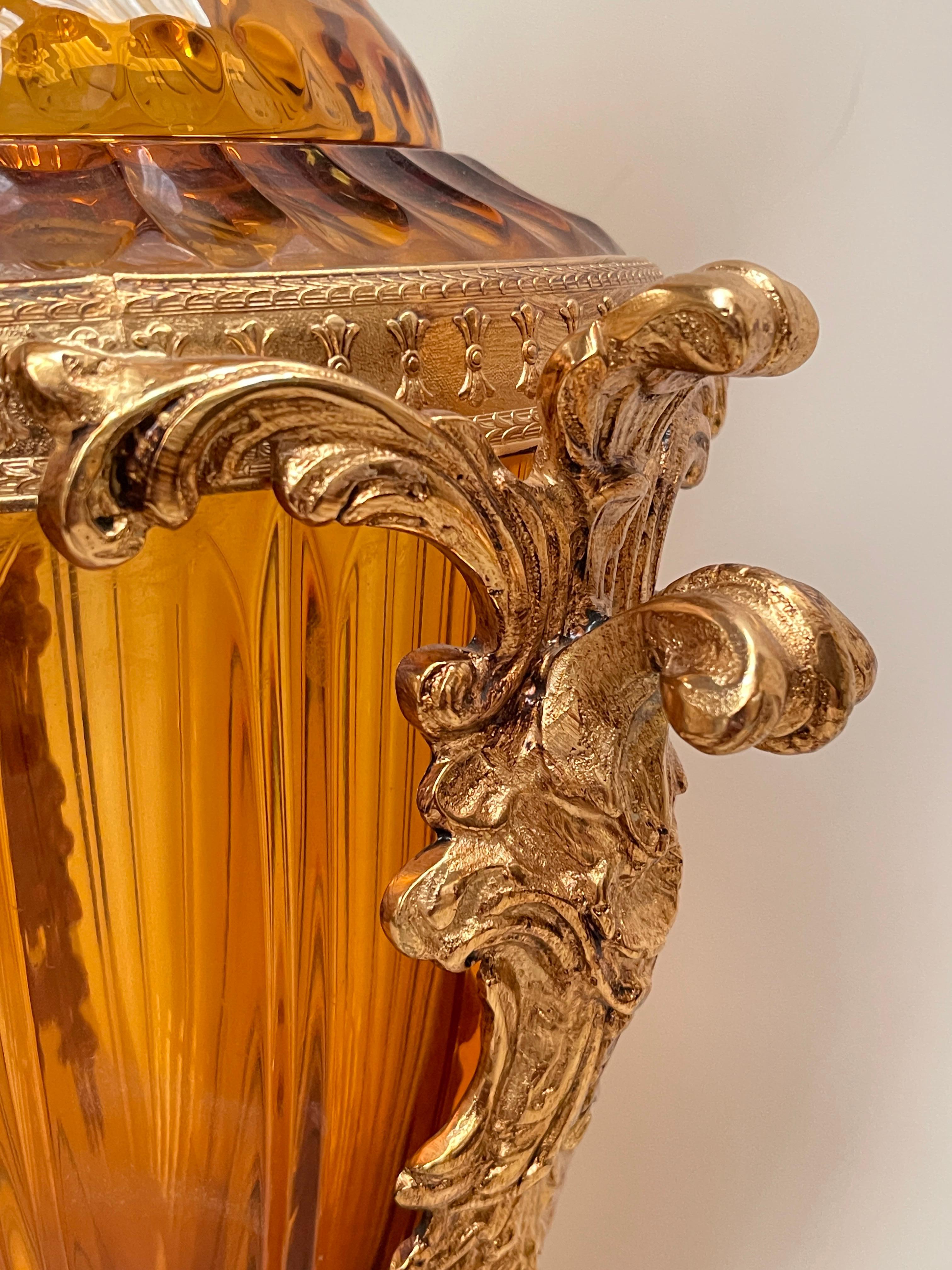Vaso in Cristallo Soffiato Ambra con Montatura in Bronzo Dorato - Stile Neoclass In condizioni buone in vendita a Cantù, IT