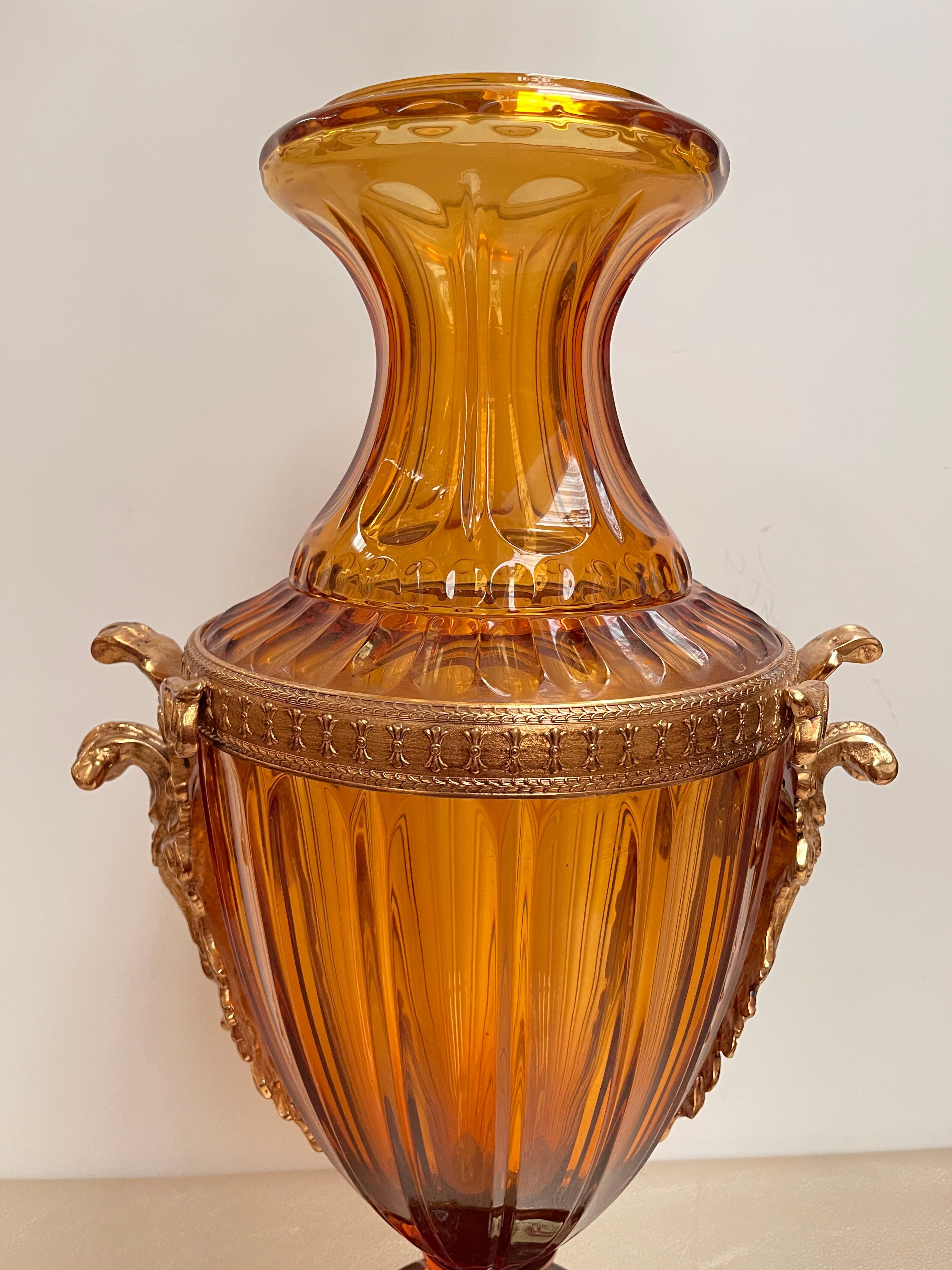 XX secolo Vaso in Cristallo Soffiato Ambra con Montatura in Bronzo Dorato - Stile Neoclass in vendita