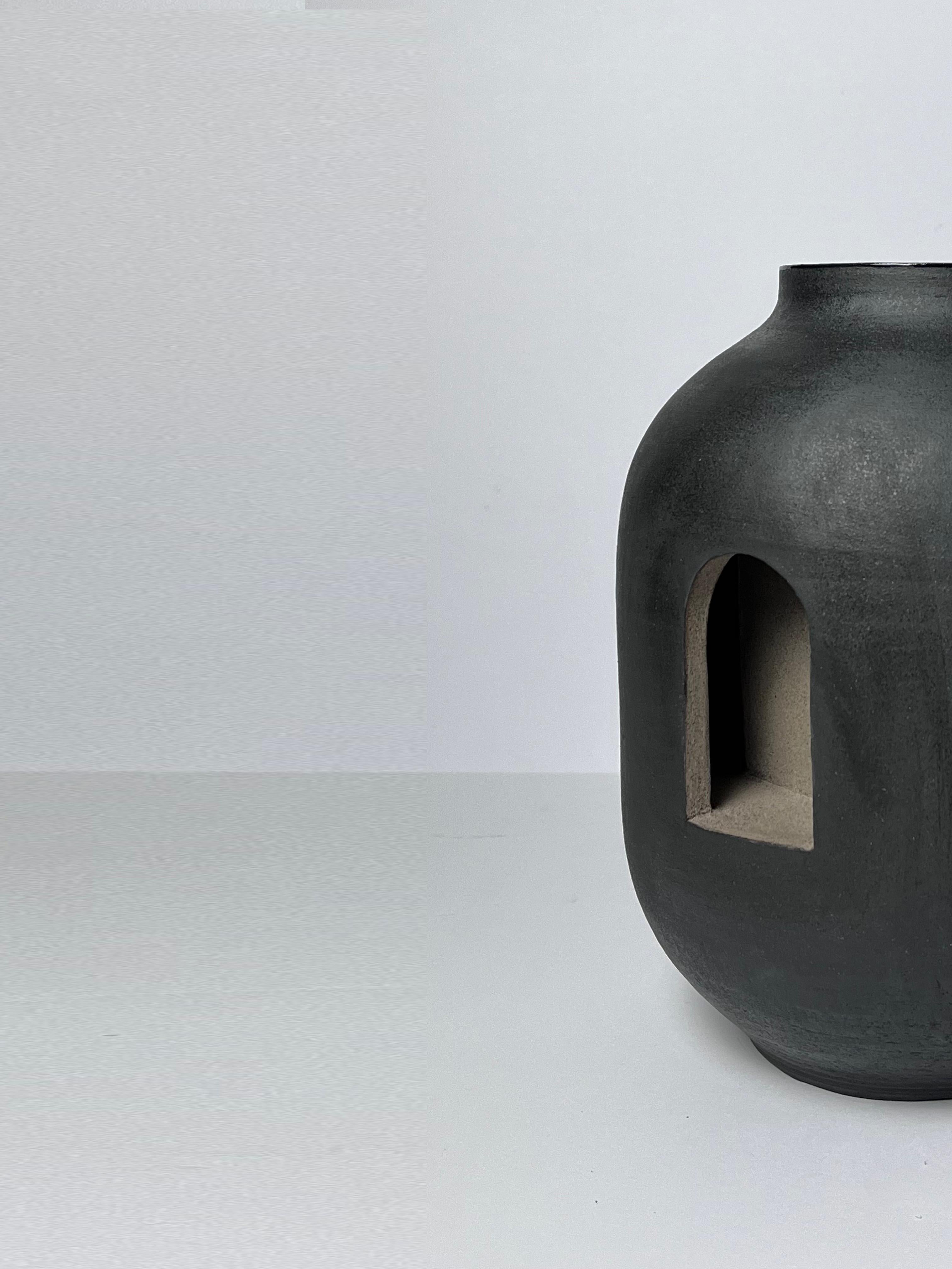 Black and cement gray stoneware vase In New Condition For Sale In Roma, IT