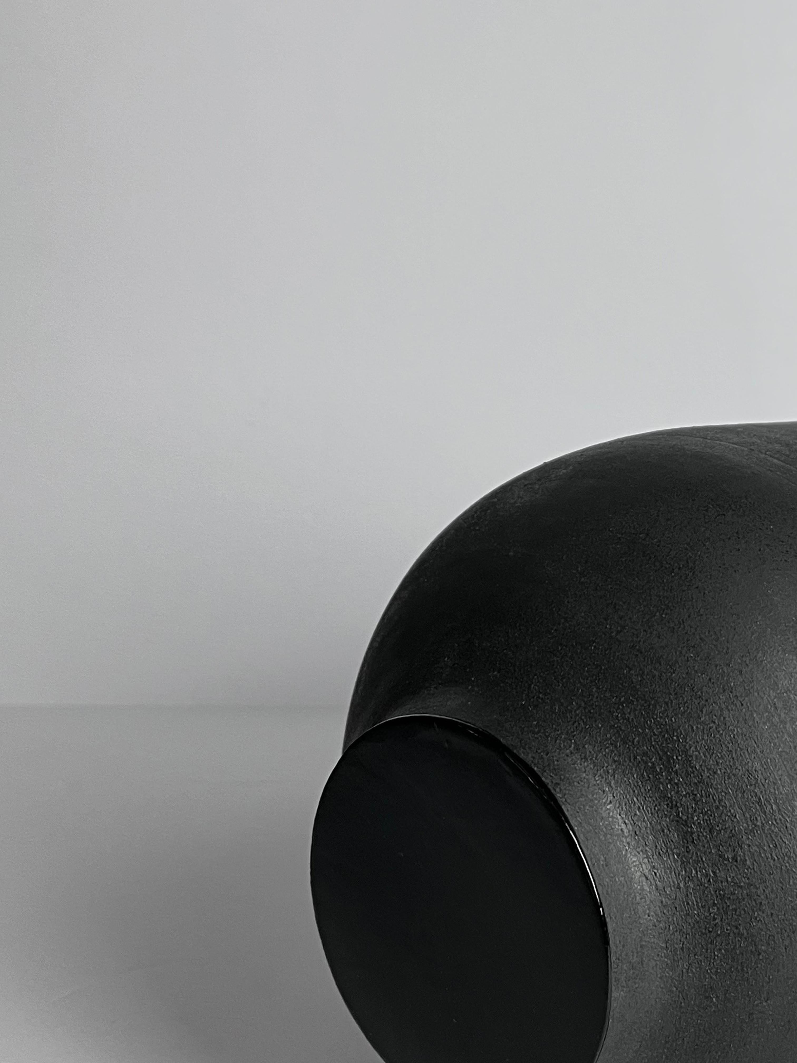 Contemporain Vase en grès noir et gris ciment en vente