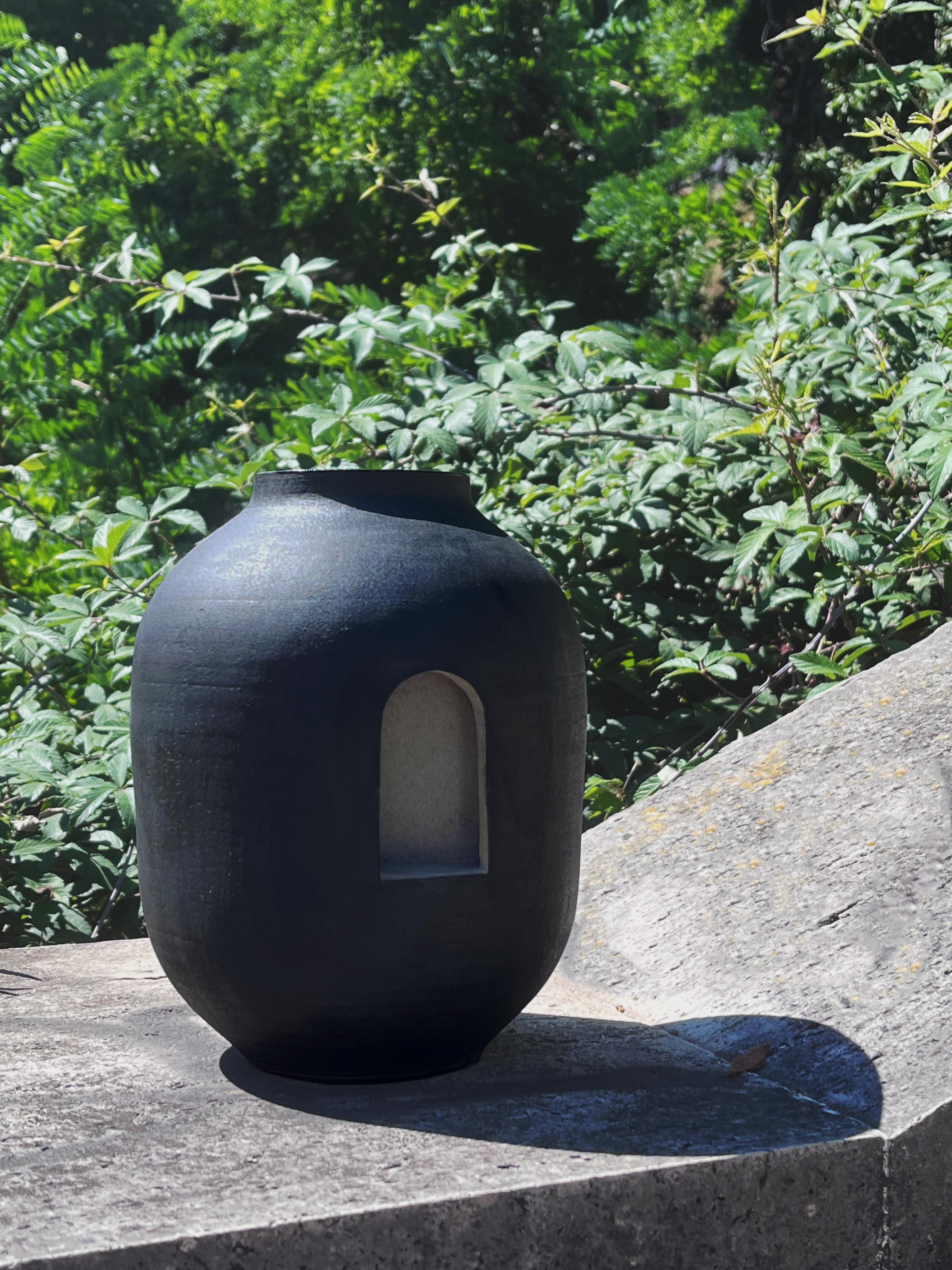Vase aus schwarzem und zementgrauem Steingut im Angebot 3